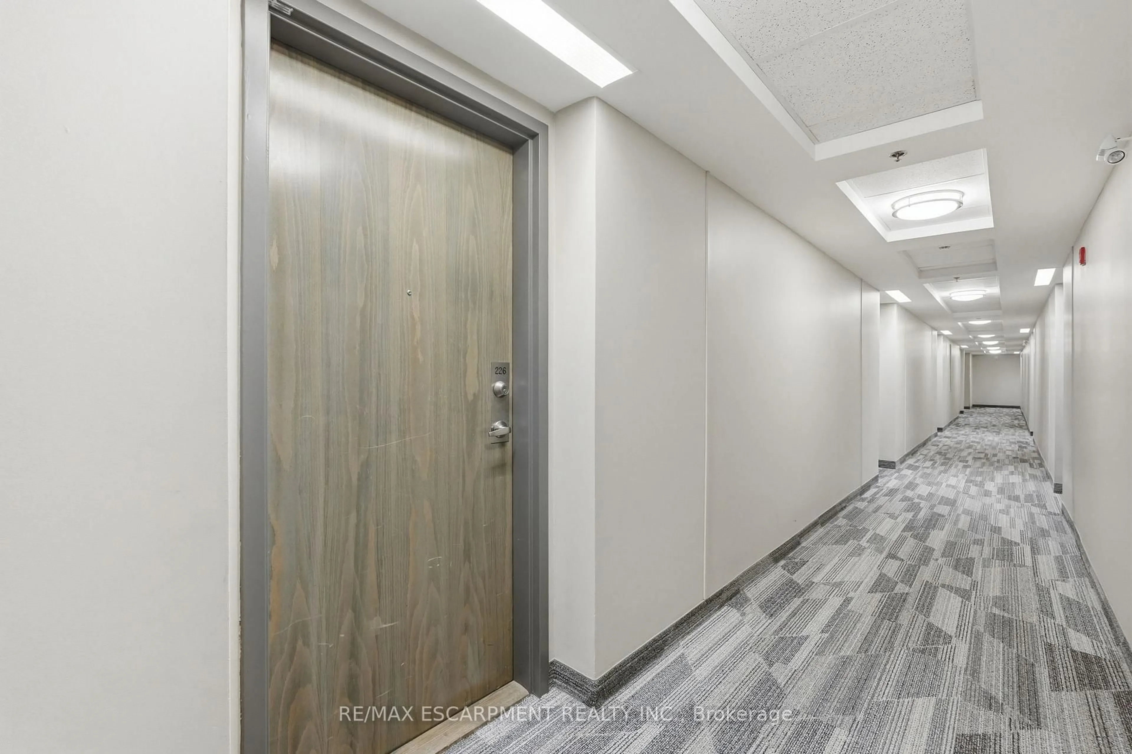 Indoor foyer for 3060 Rotary Way #226, Burlington Ontario L7M 0G9