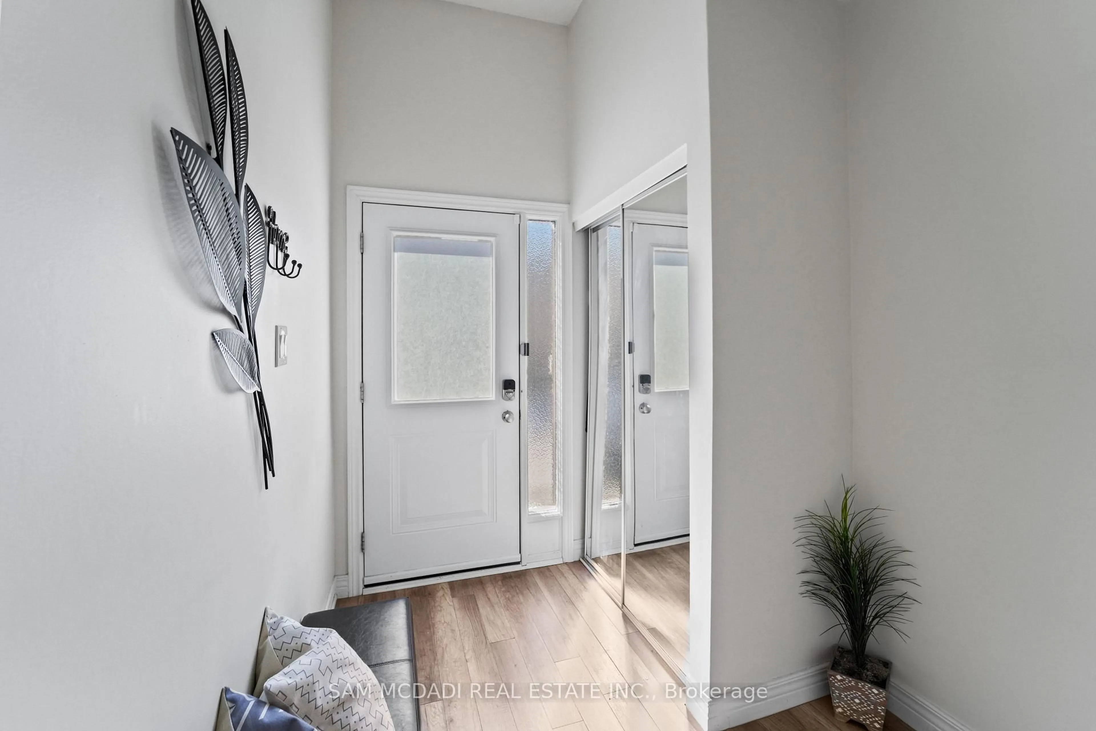 Indoor entryway for 1518 Sixth Line #31, Oakville Ontario L6H 2P2