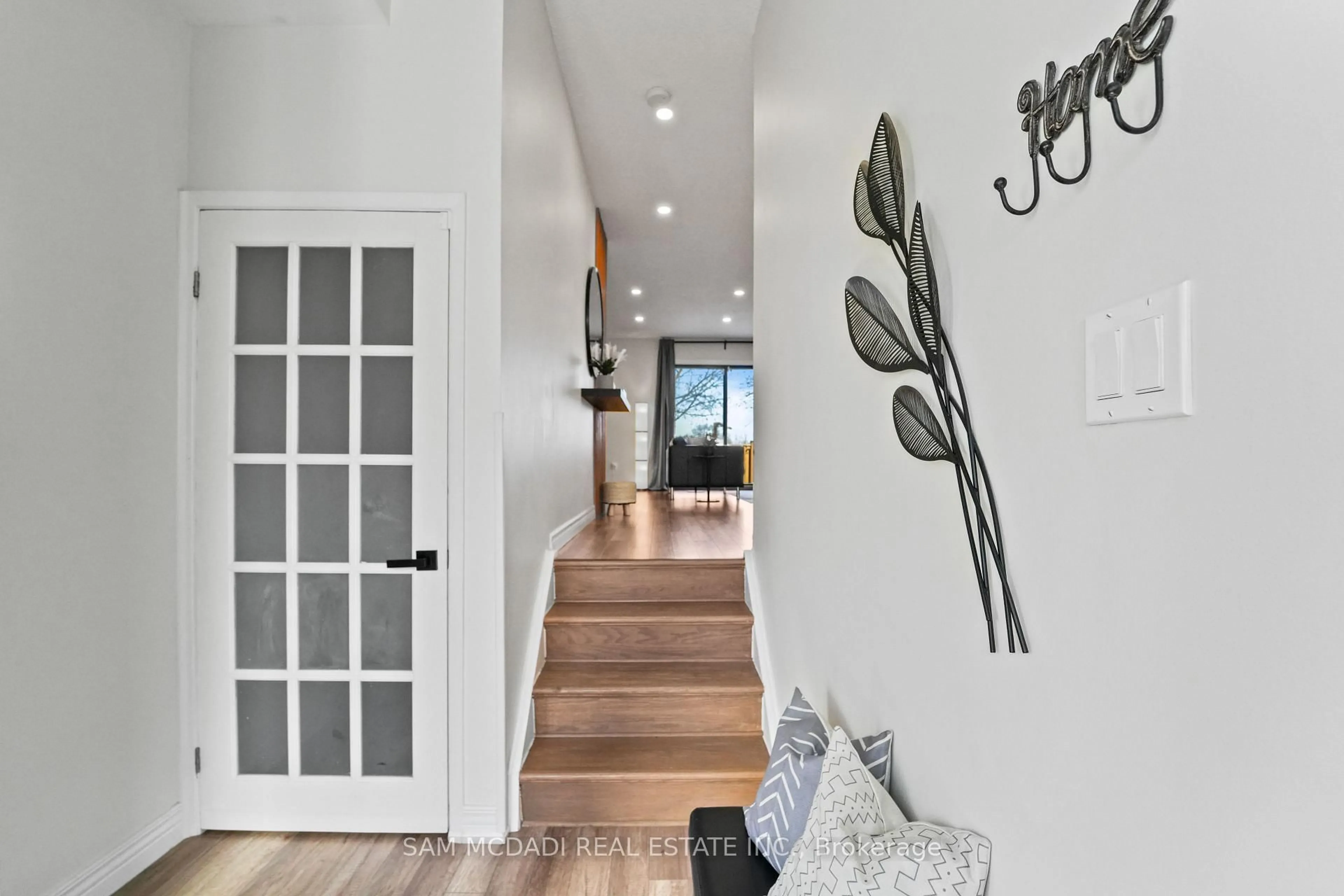 Indoor entryway for 1518 Sixth Line #31, Oakville Ontario L6H 2P2
