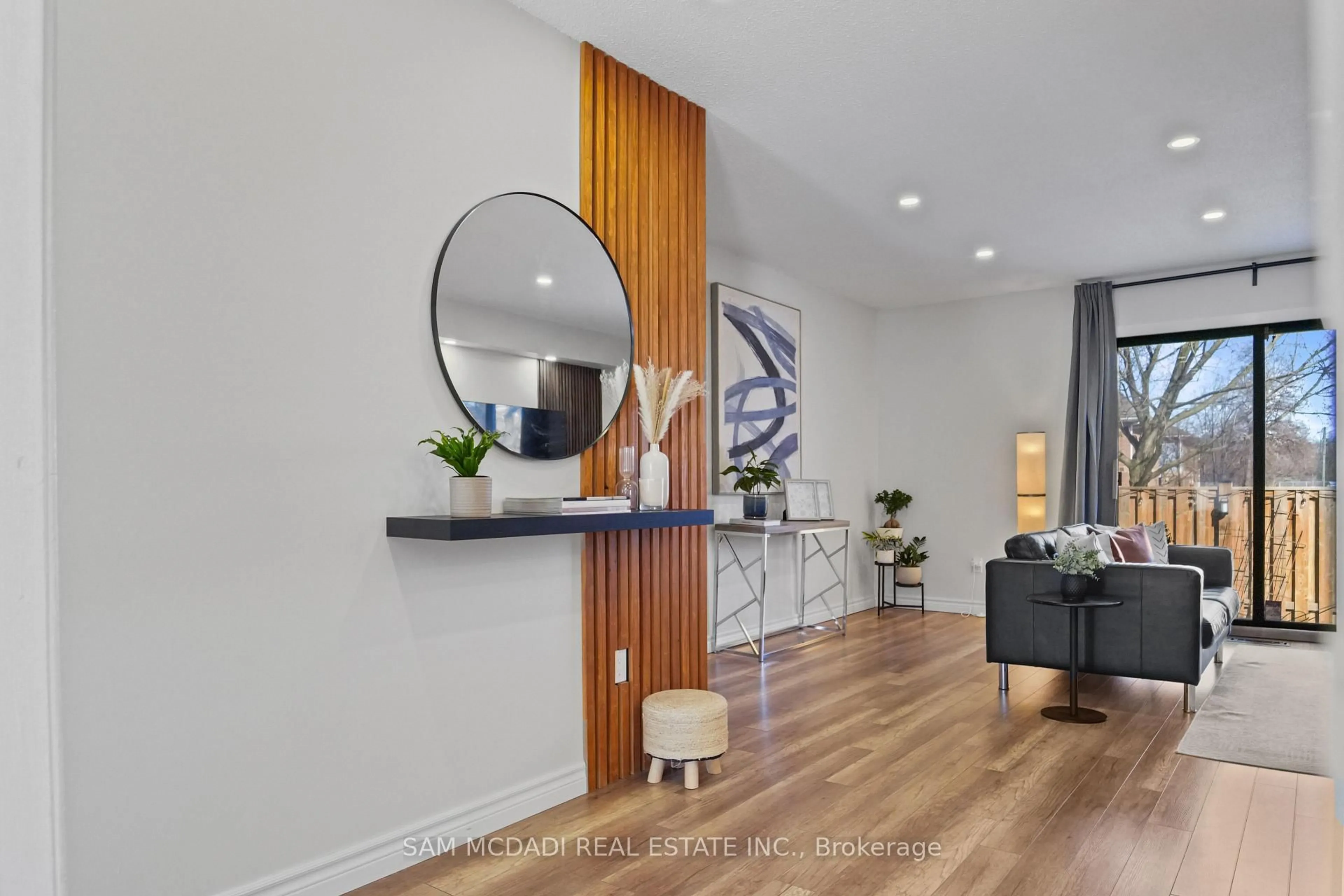 Indoor entryway for 1518 Sixth Line #31, Oakville Ontario L6H 2P2