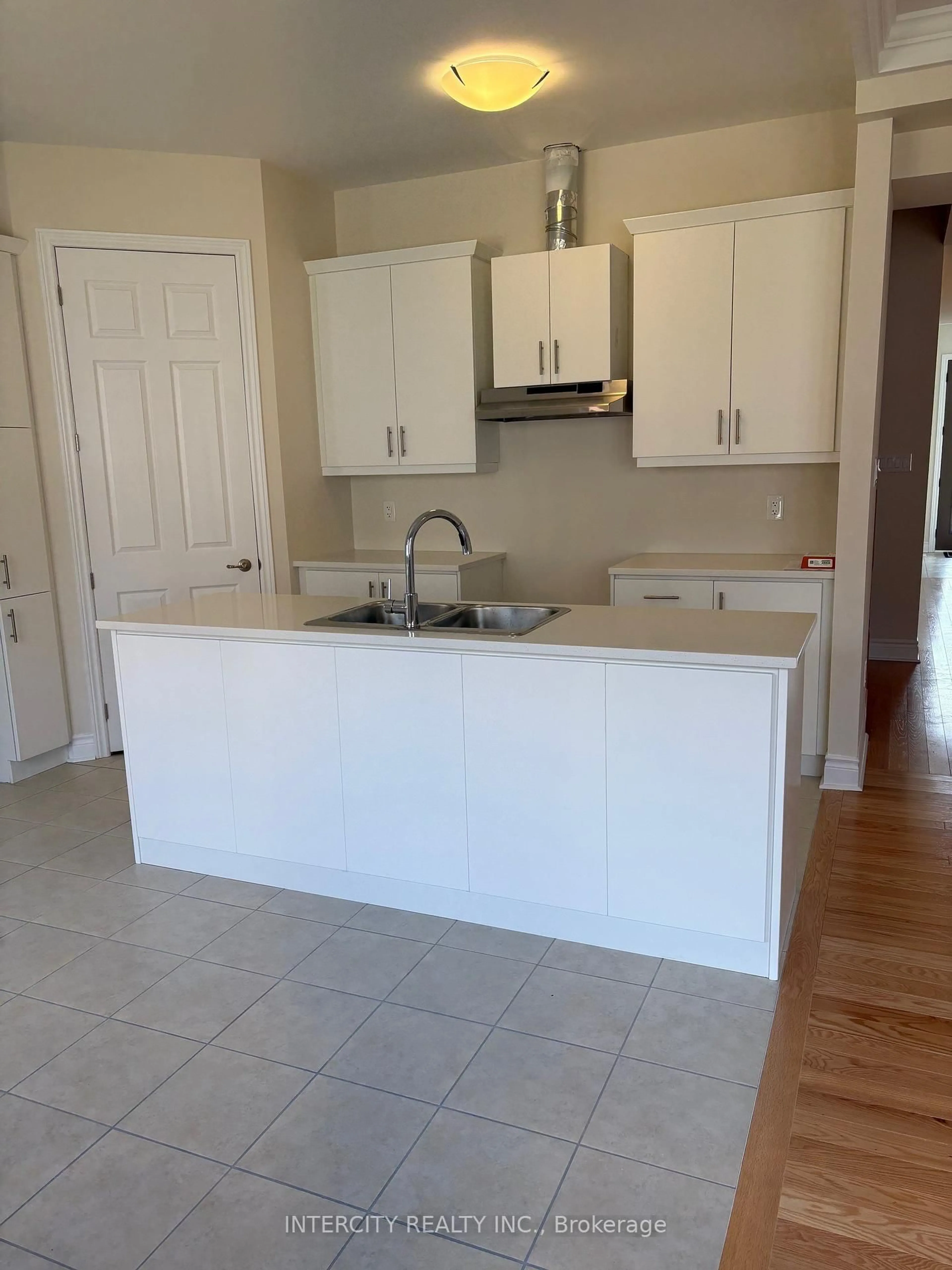 Open concept kitchen, ceramic/tile floor for 9 Keyworth Cres, Brampton Ontario L6R 4E9