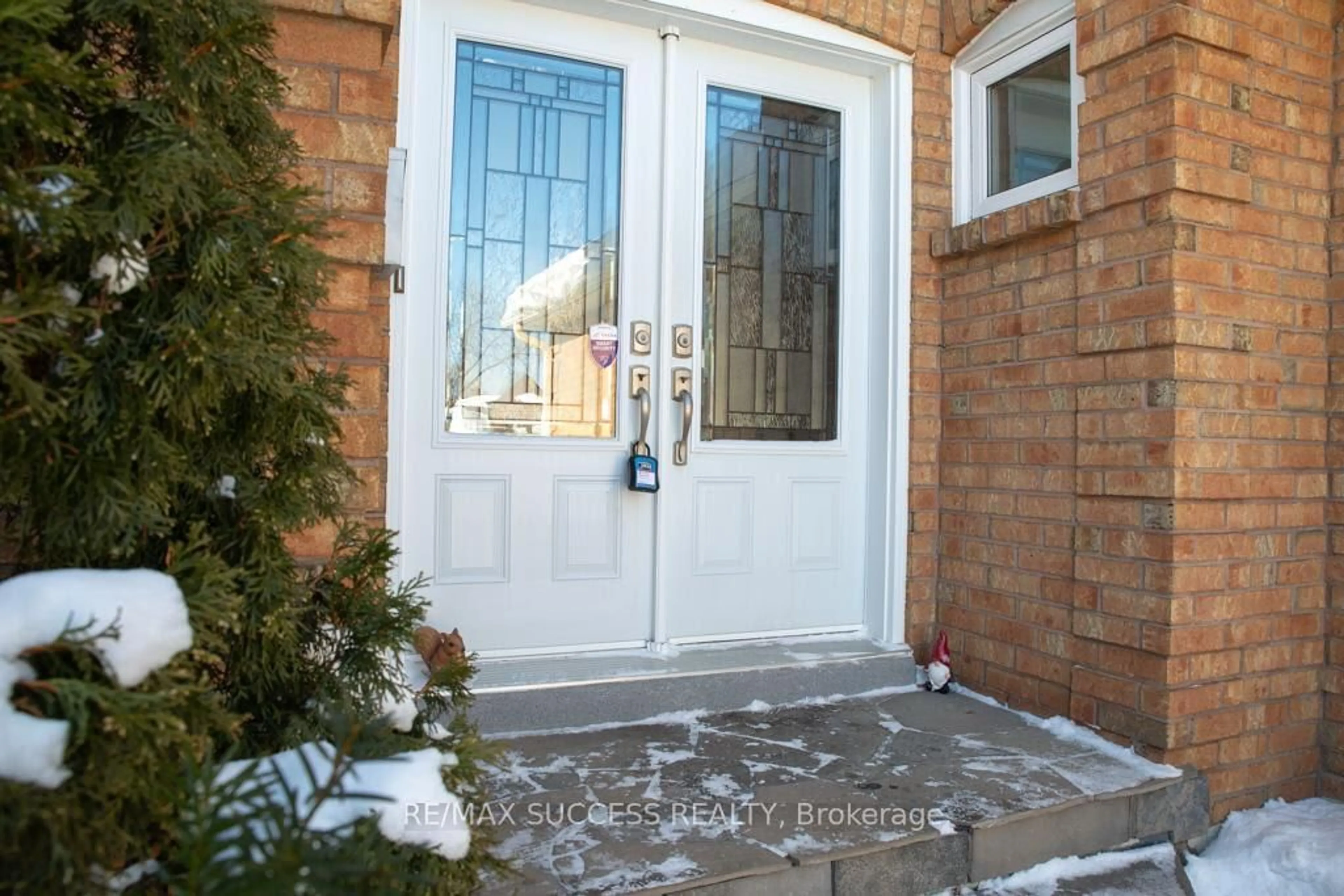Indoor entryway for 6643 Mockingbird Lane, Mississauga Ontario L5N 5K2