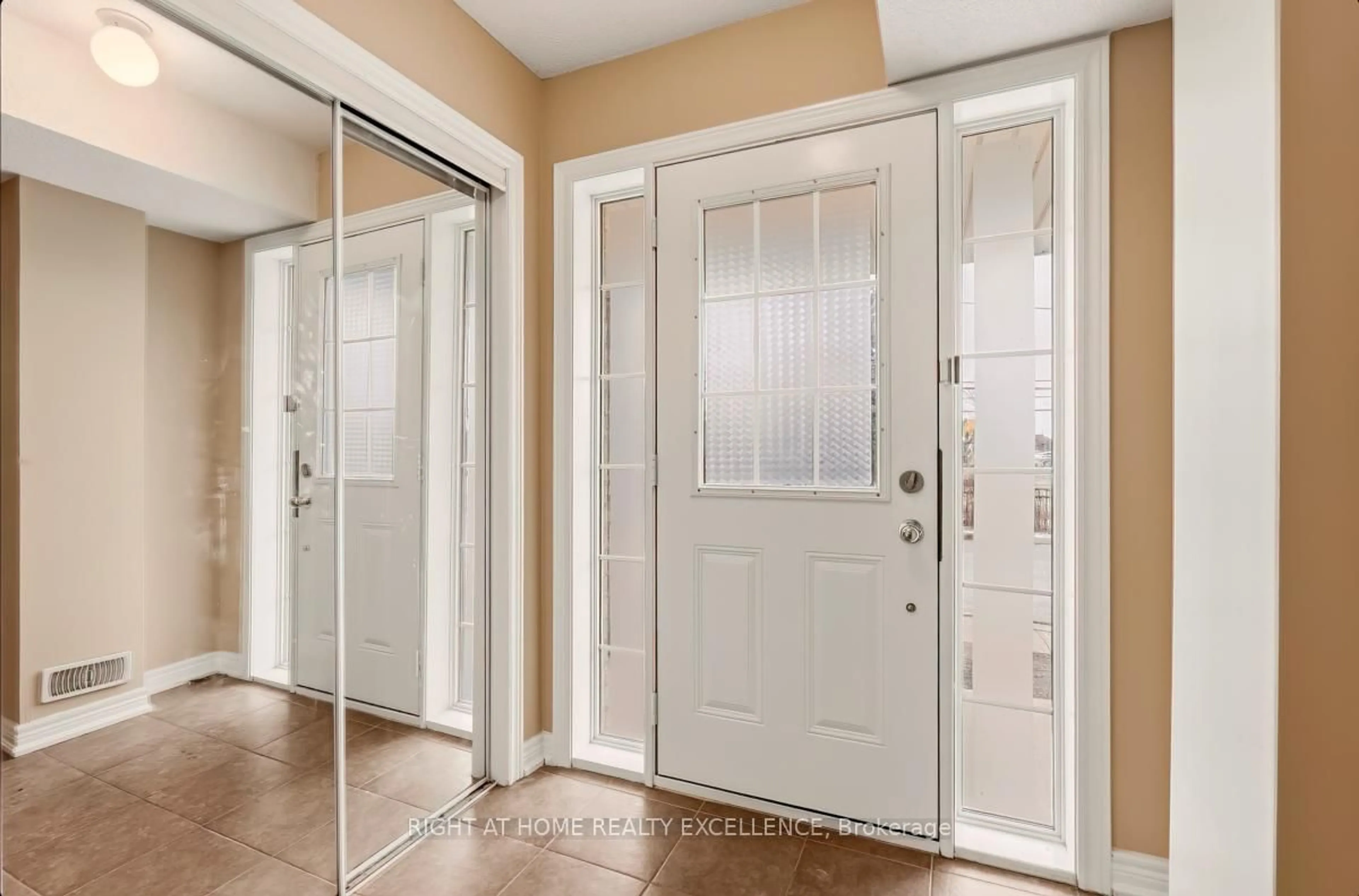 Indoor entryway for 33 October Pl, Brampton Ontario L6Y 0R6