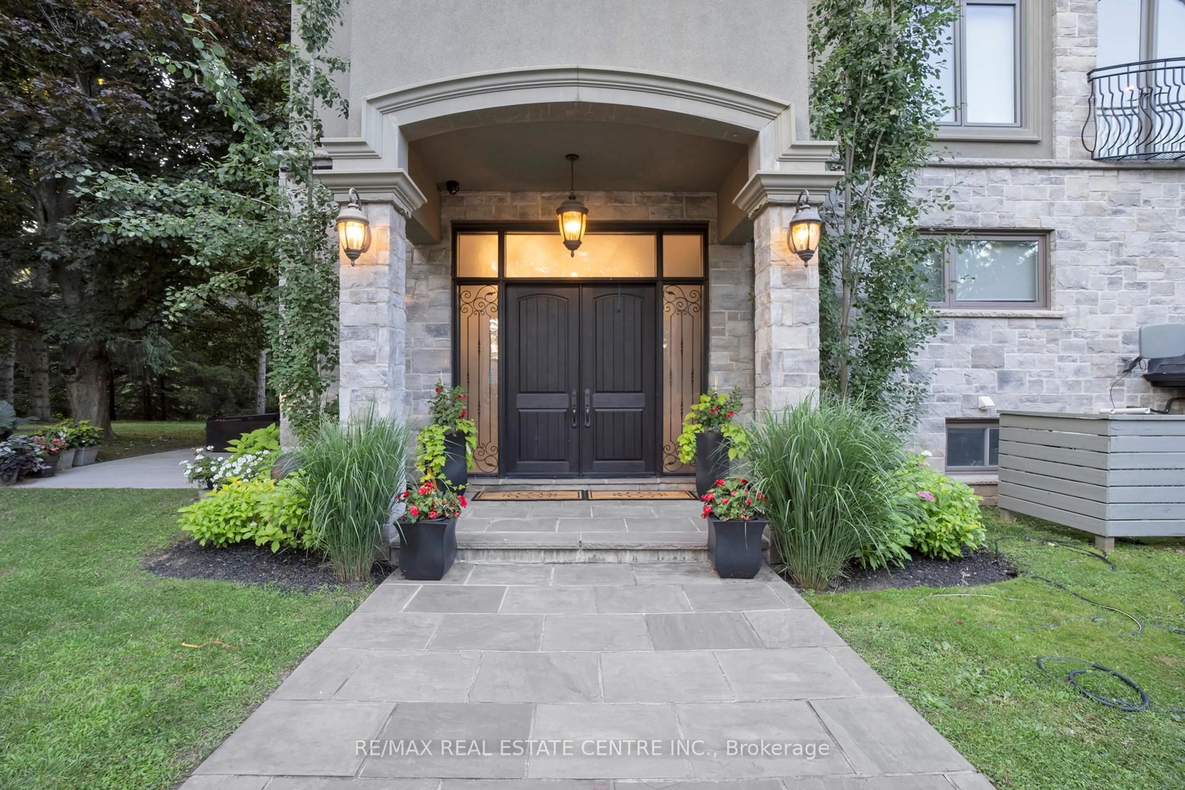 Indoor entryway for 1175 Derry Rd, Milton Ontario L0P 1B0