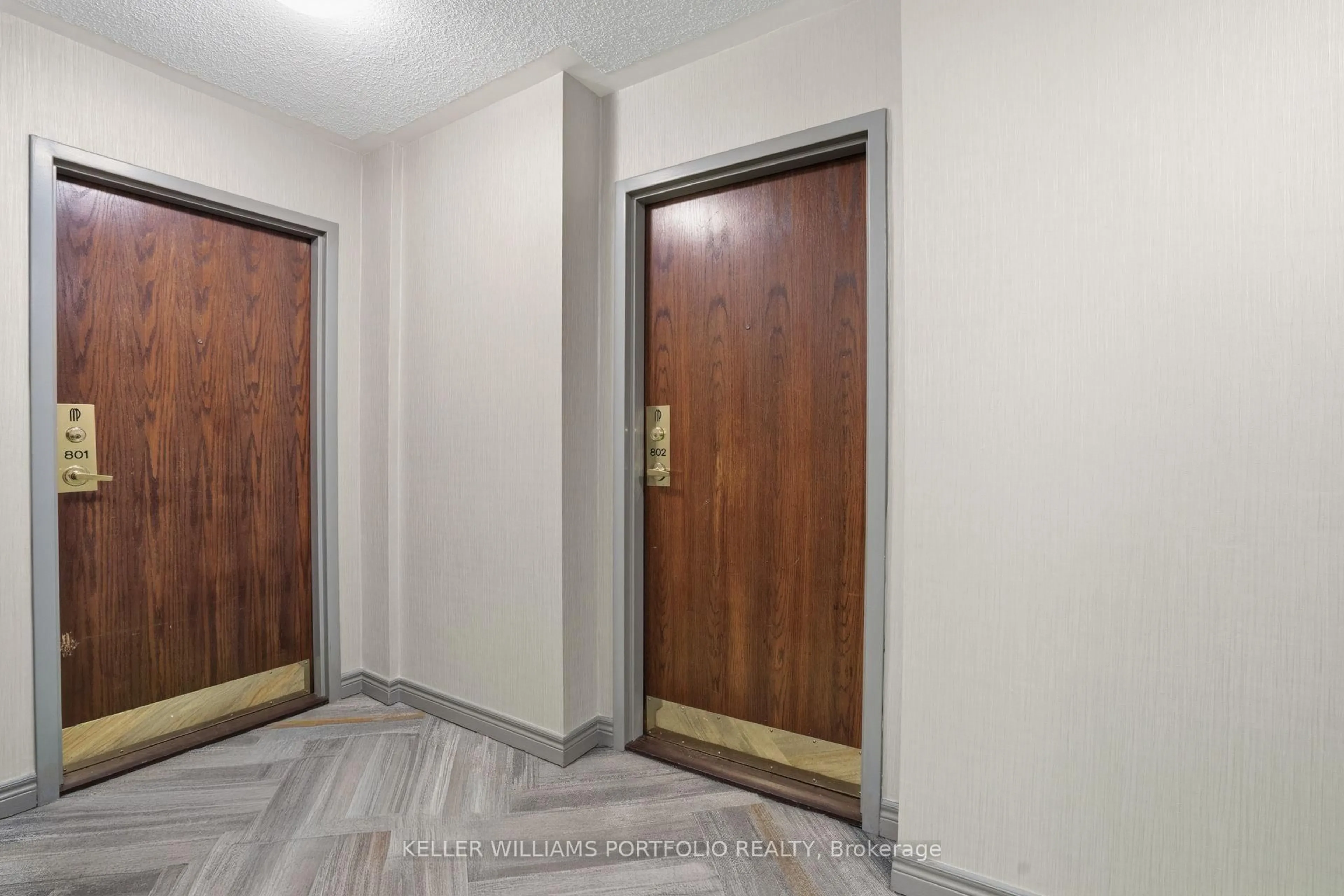 Indoor foyer for 190 Manitoba St #802, Toronto Ontario M8Y 3Y8