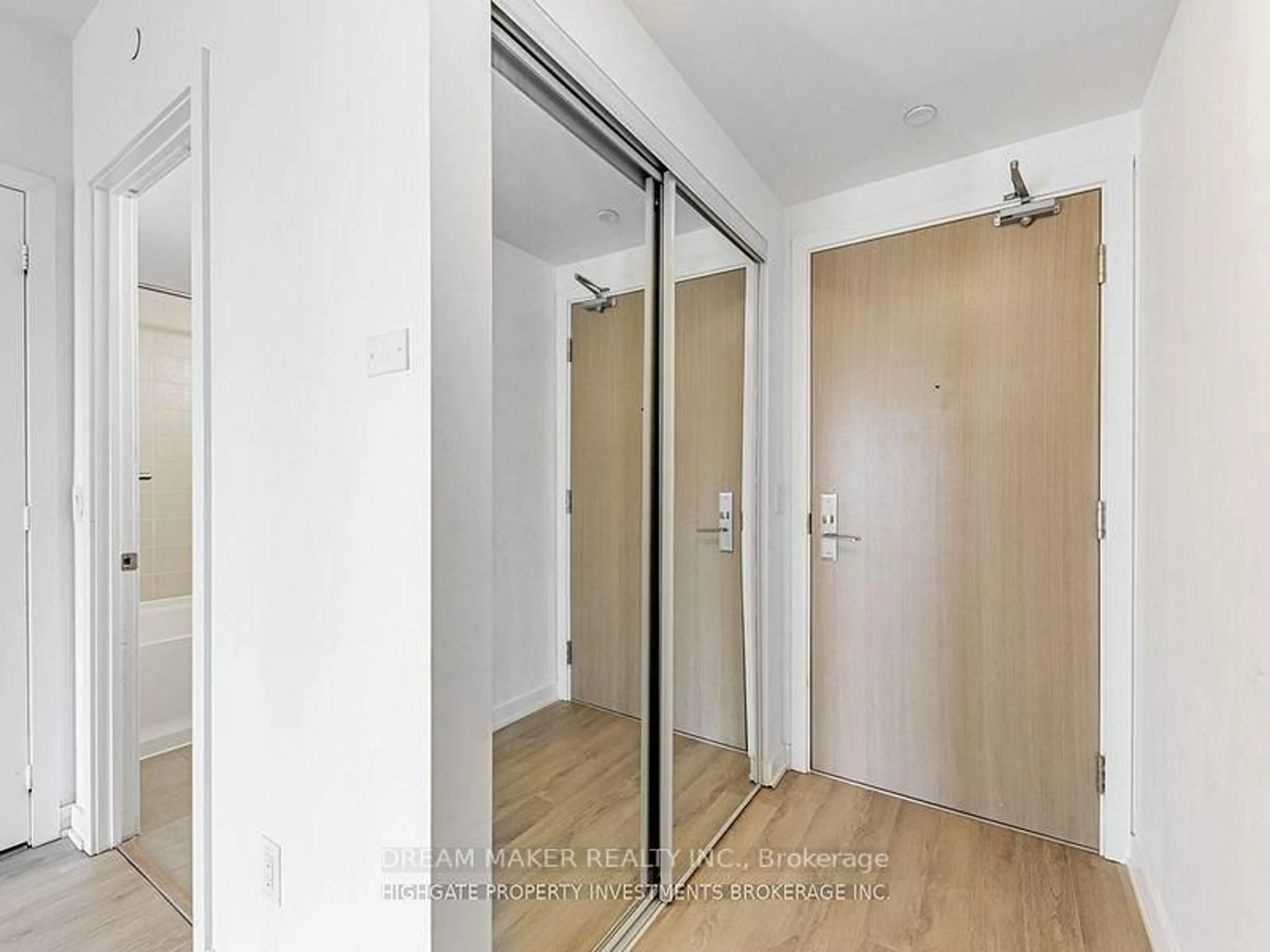 Indoor foyer for 16 McAdam Ave #306, Toronto Ontario M6A 1S5