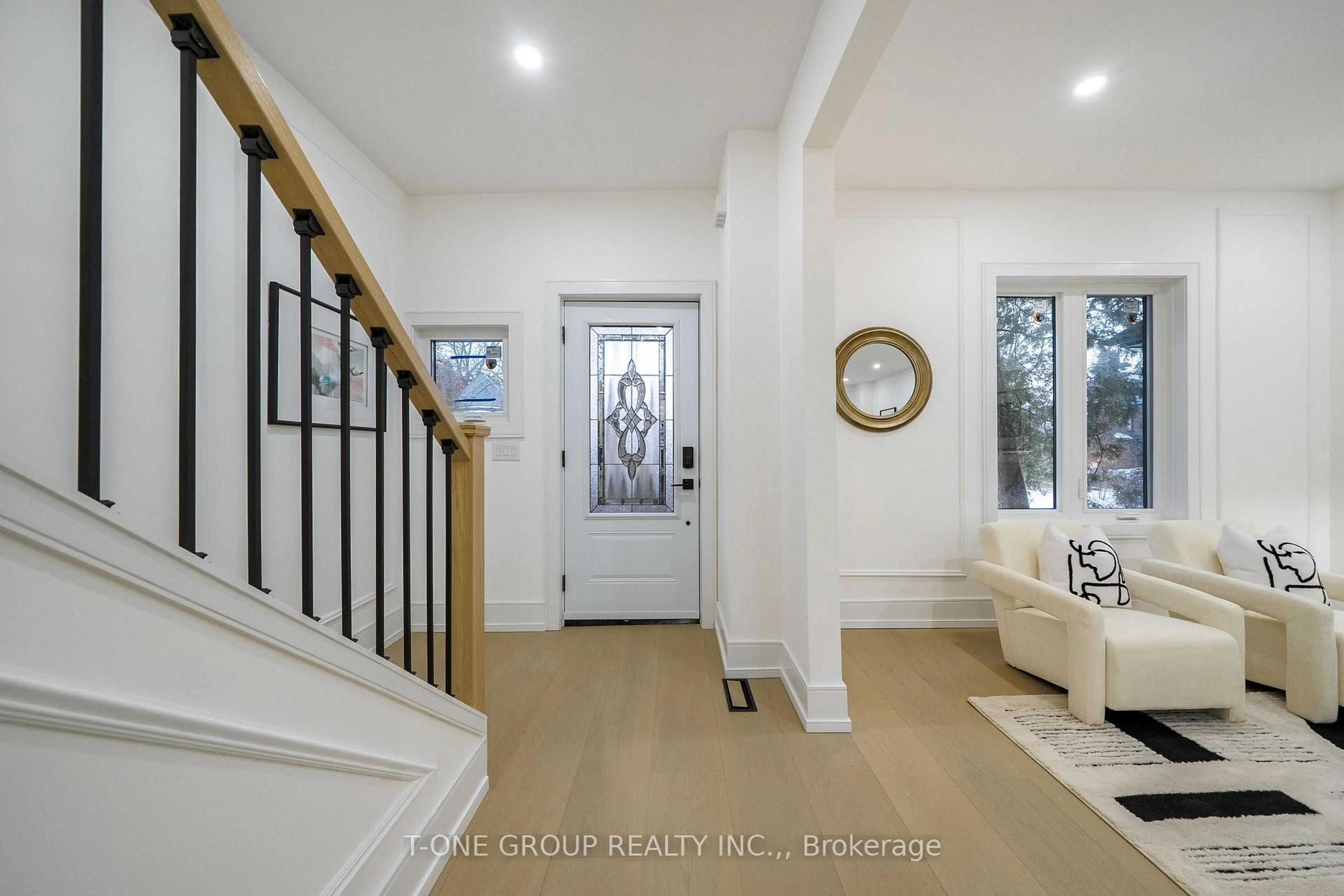 Indoor entryway for 177 Glendale Ave, Toronto Ontario M6R 2T4