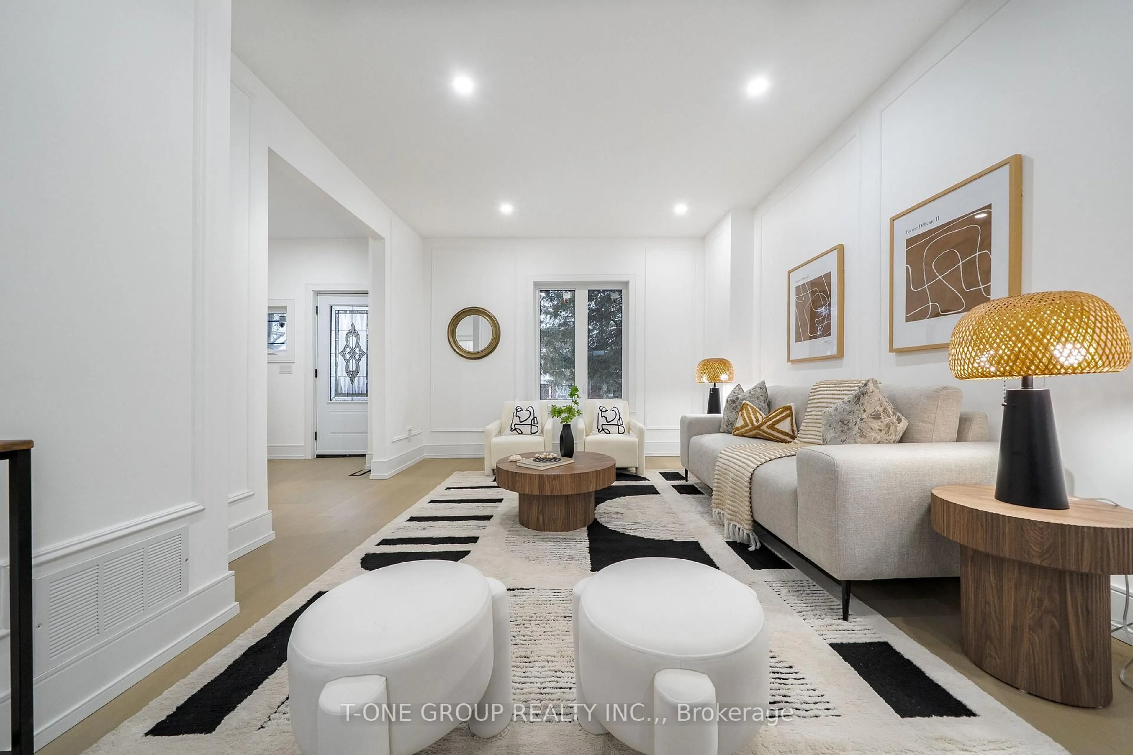 Living room with furniture, unknown for 177 Glendale Ave, Toronto Ontario M6R 2T4