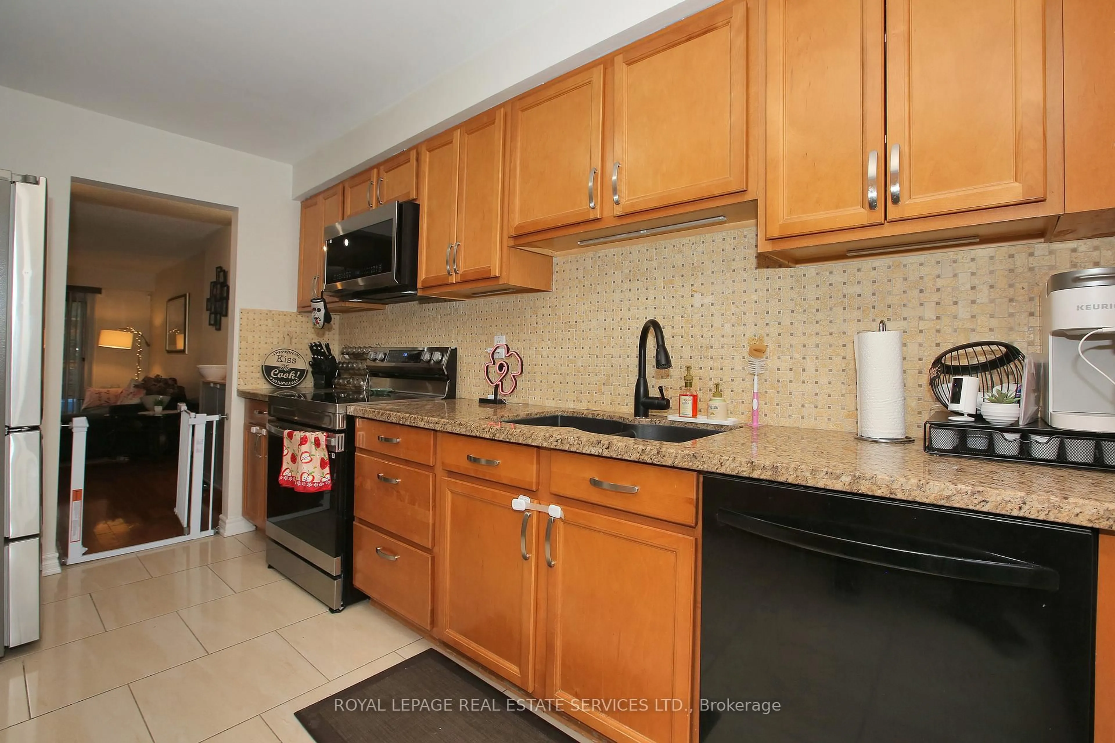 Standard kitchen, ceramic/tile floor for 60 Hanson Rd #117, Mississauga Ontario L5B 2P6