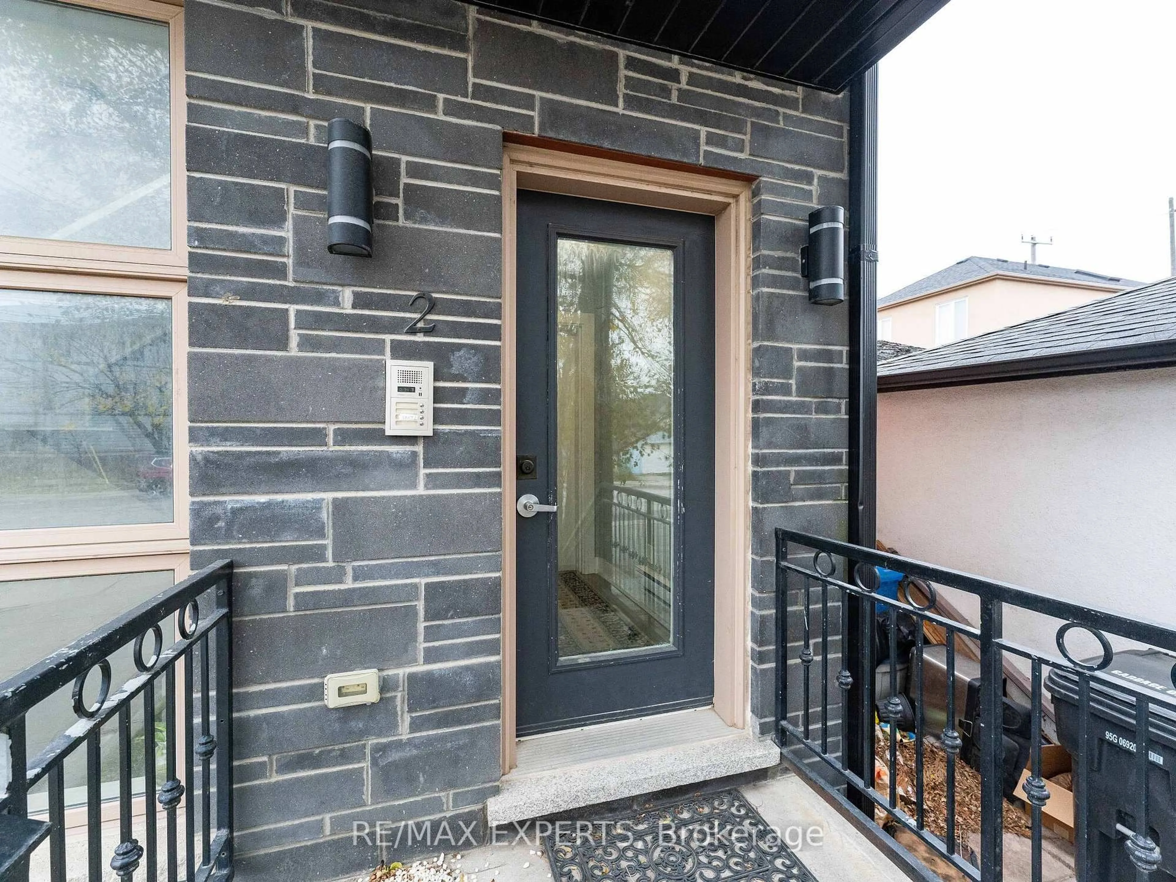 Indoor entryway for 2 Hyde Ave, Toronto Ontario M6M 1J3