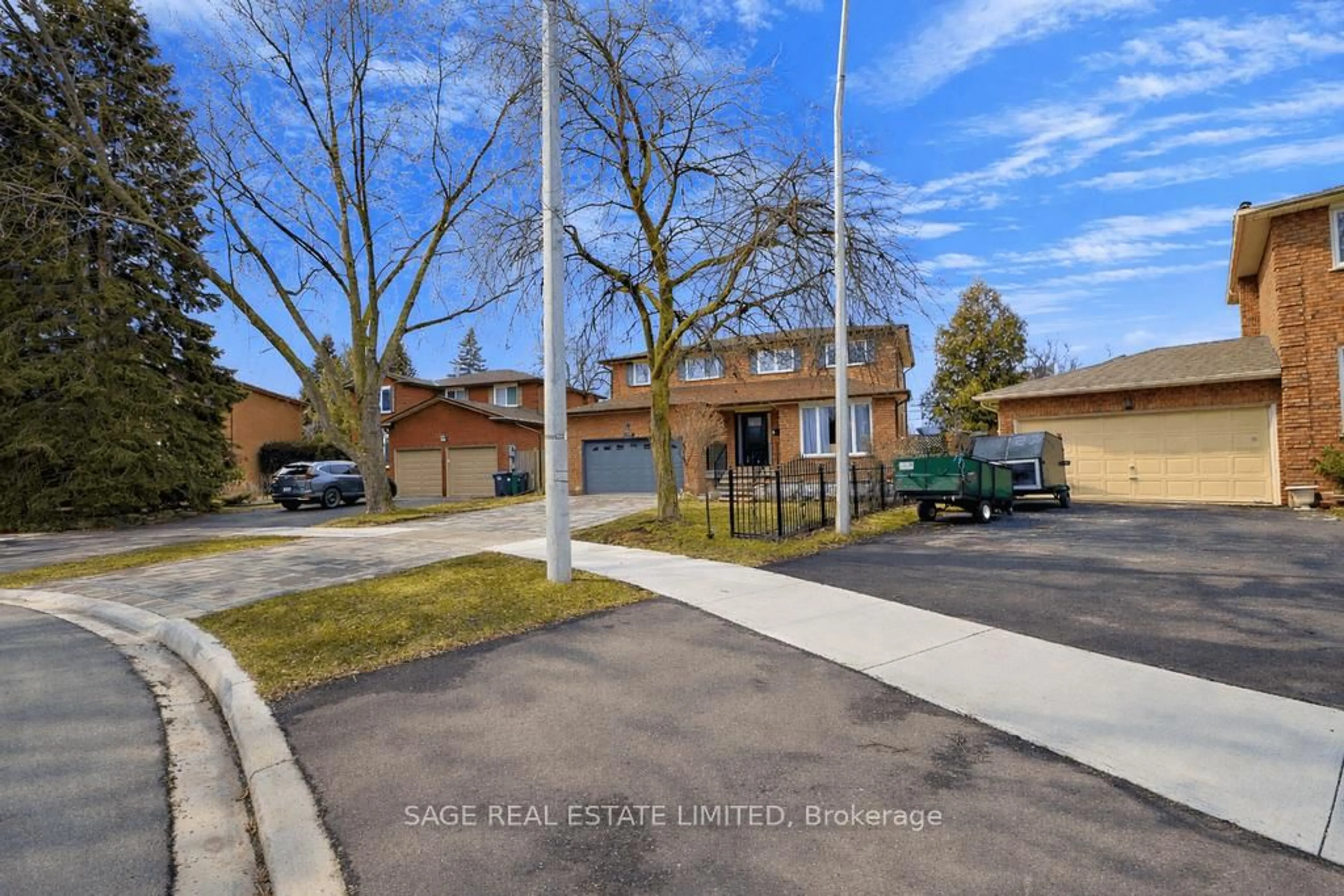 A pic from outside/outdoor area/front of a property/back of a property/a pic from drone, street for 411 The Thicket, Mississauga Ontario L5G 4P6