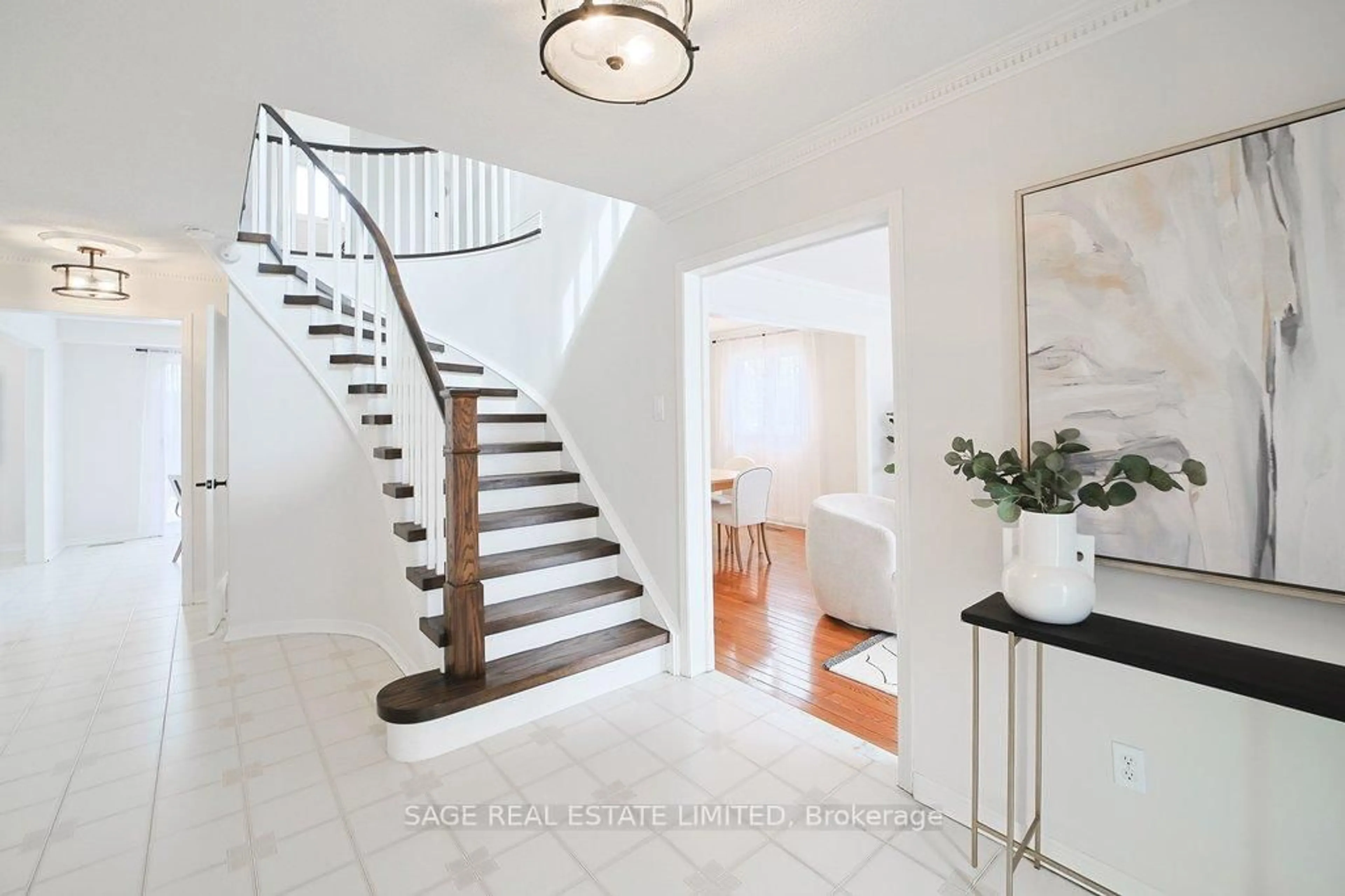 Indoor entryway for 411 The Thicket, Mississauga Ontario L5G 4P6