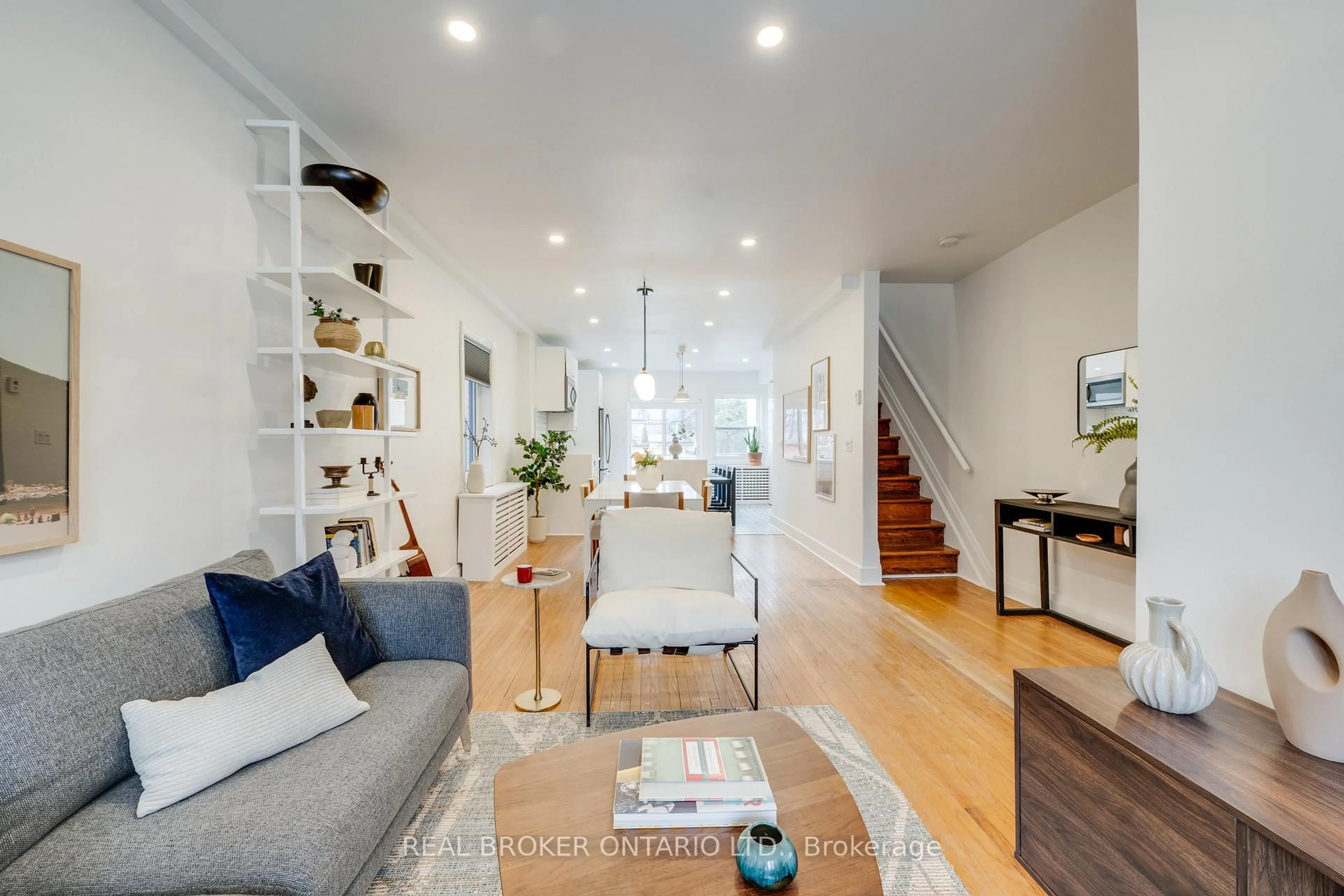 Living room with furniture, unknown for 287 High Park Ave, Toronto Ontario M6P 2S8