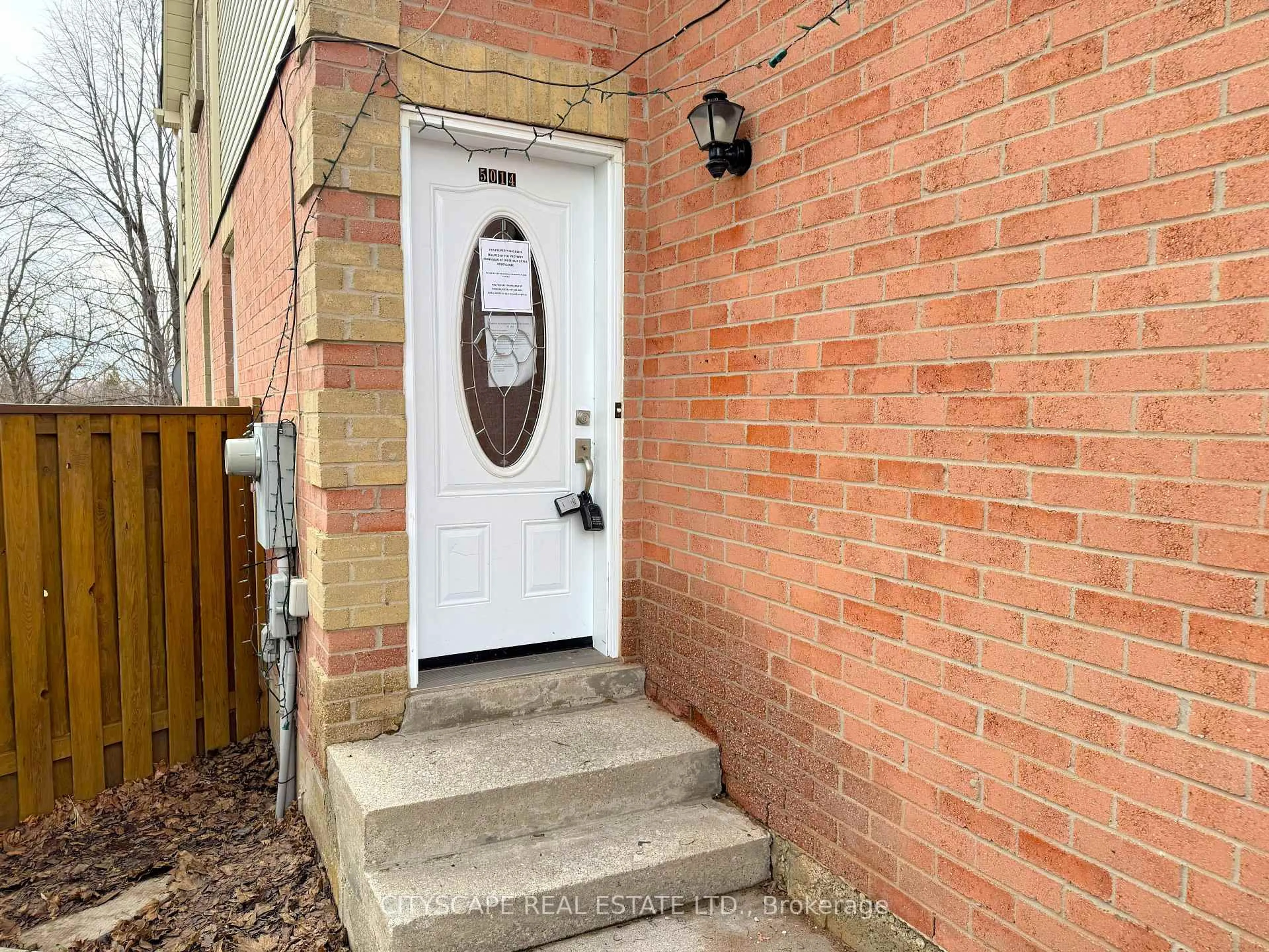 Indoor entryway for 5014 Rundle Crt, Mississauga Ontario L5M 4A3