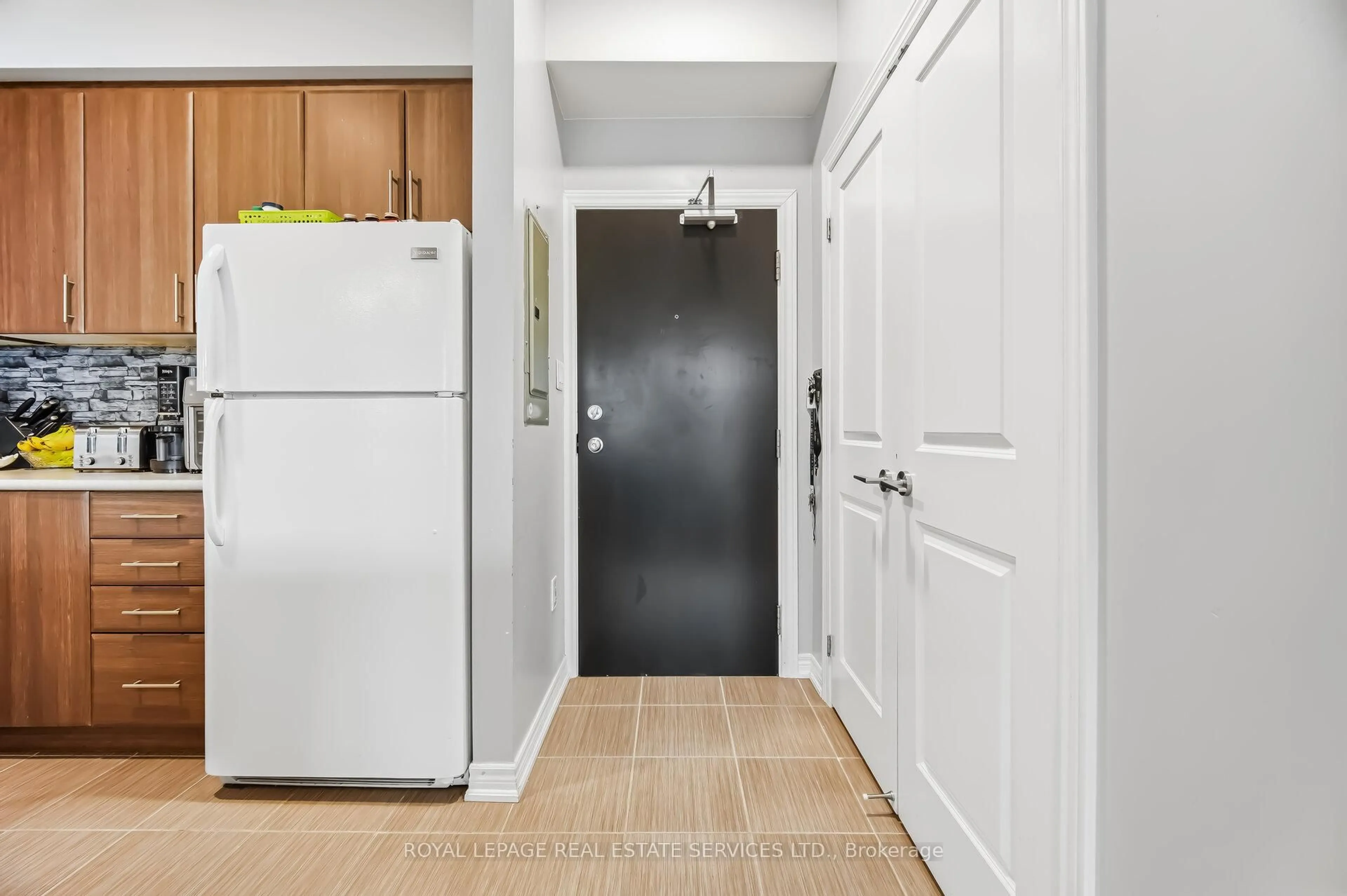 Indoor entryway for 269 Georgian Dr #309, Oakville Ontario L6H 0L1