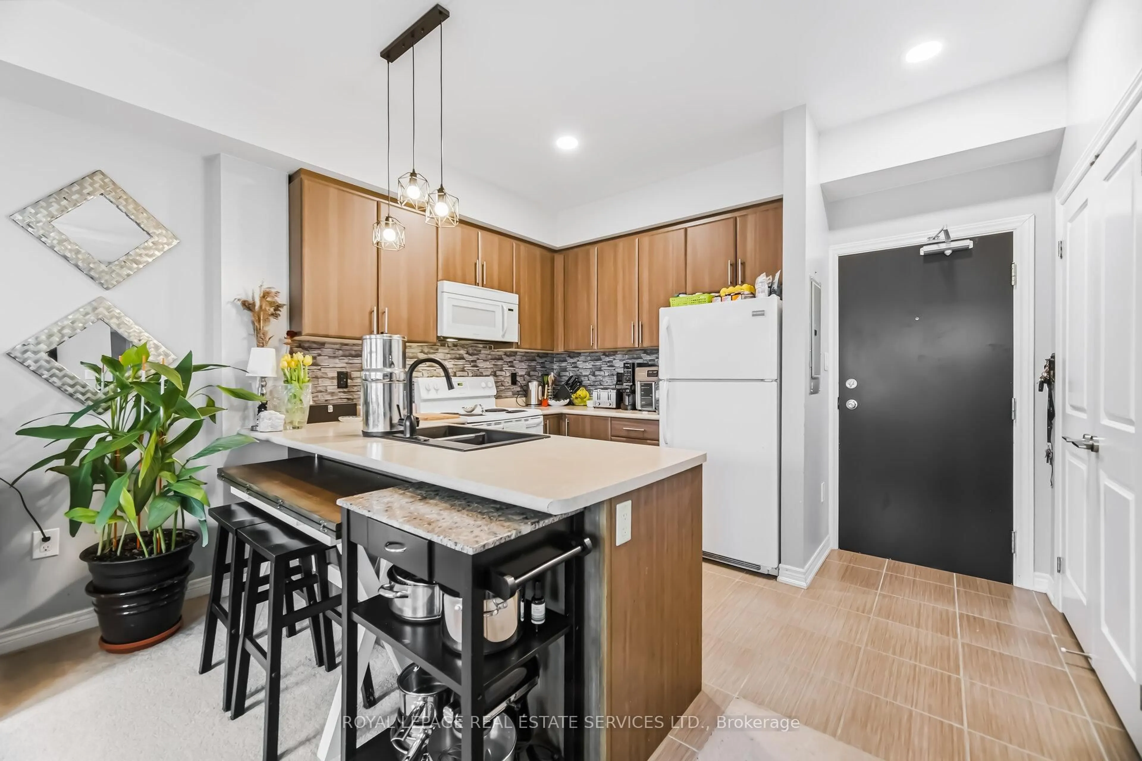 Open concept kitchen, unknown for 269 Georgian Dr #309, Oakville Ontario L6H 0L1