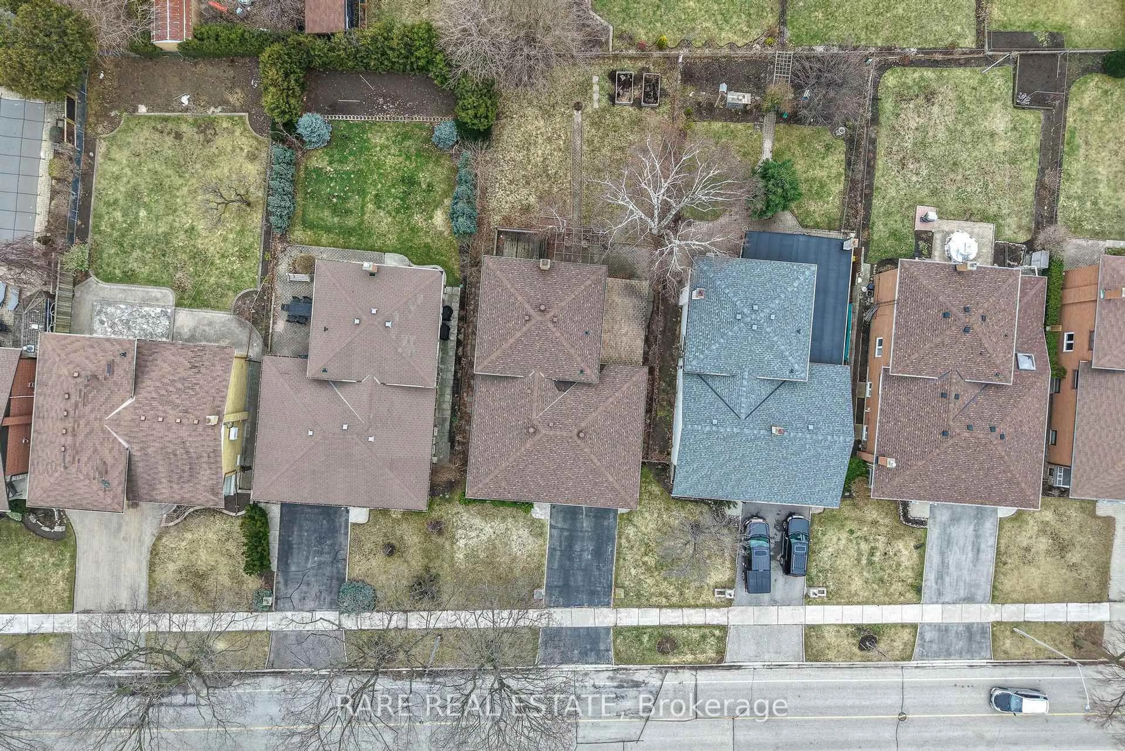 A pic from outside/outdoor area/front of a property/back of a property/a pic from drone, street for 2348 Denise Rd, Mississauga Ontario L4X 1J4