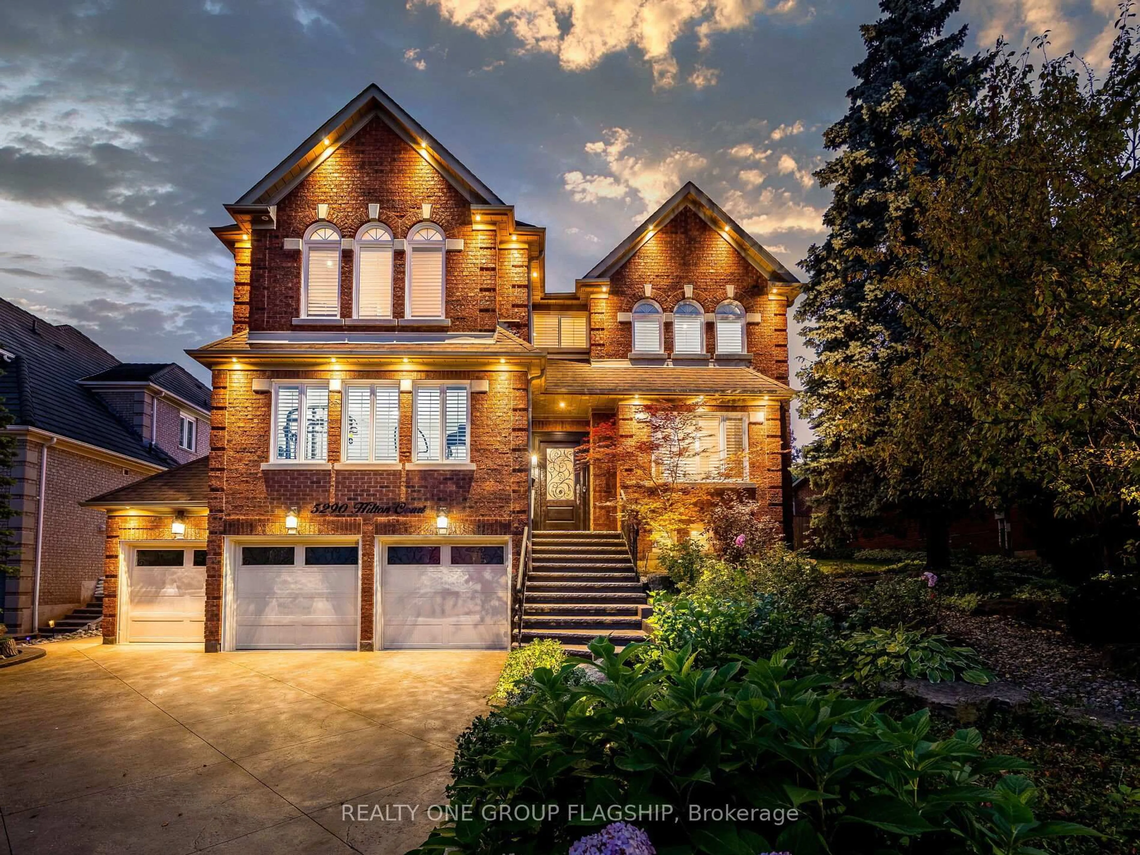 Home with brick exterior material, street for 5290 Hilton Crt, Mississauga Ontario L5M 5B5