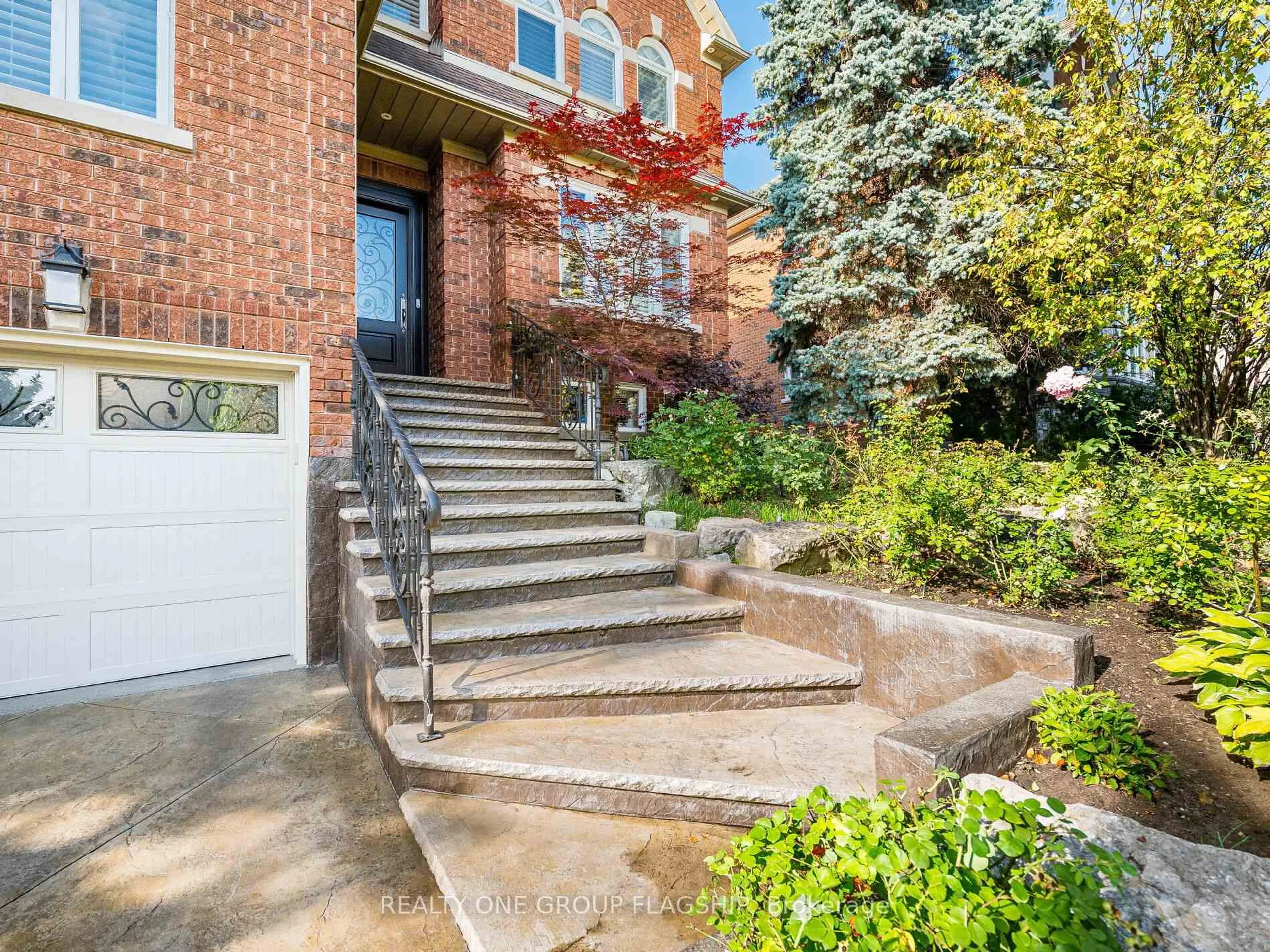 Home with brick exterior material, street for 5290 Hilton Crt, Mississauga Ontario L5M 5B5