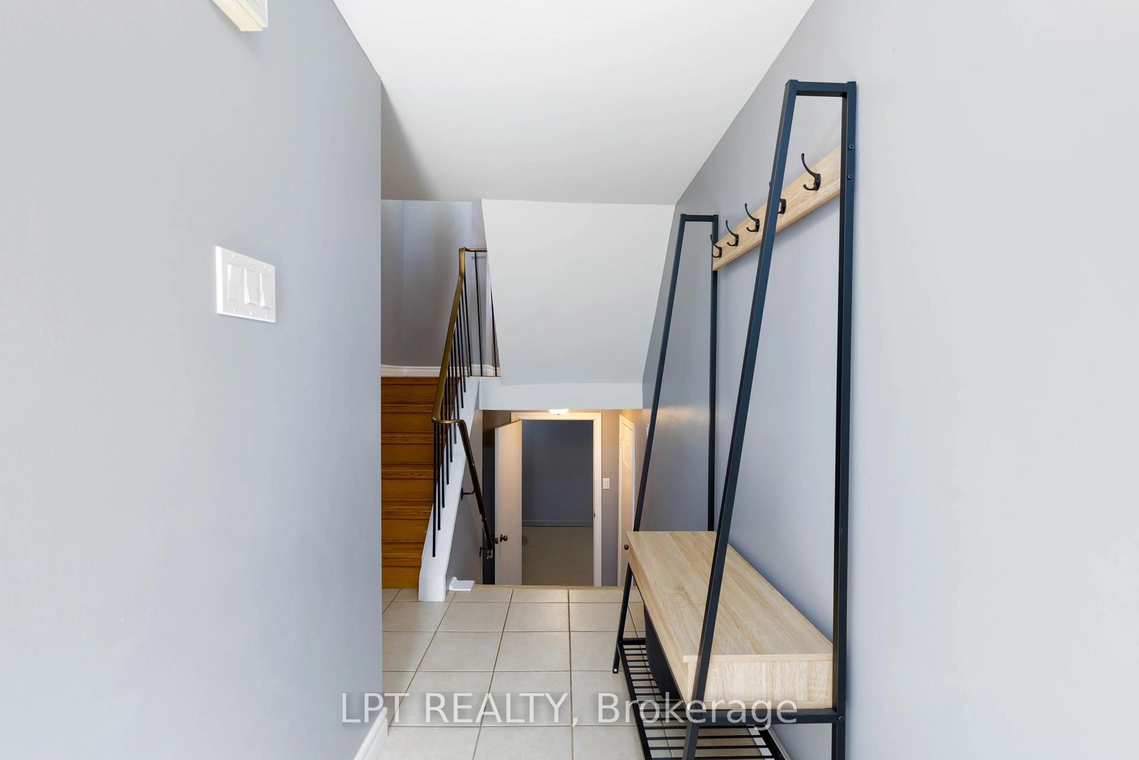 Indoor entryway for 2315 Bromsgrove Rd #117, Mississauga Ontario L5J 4A6