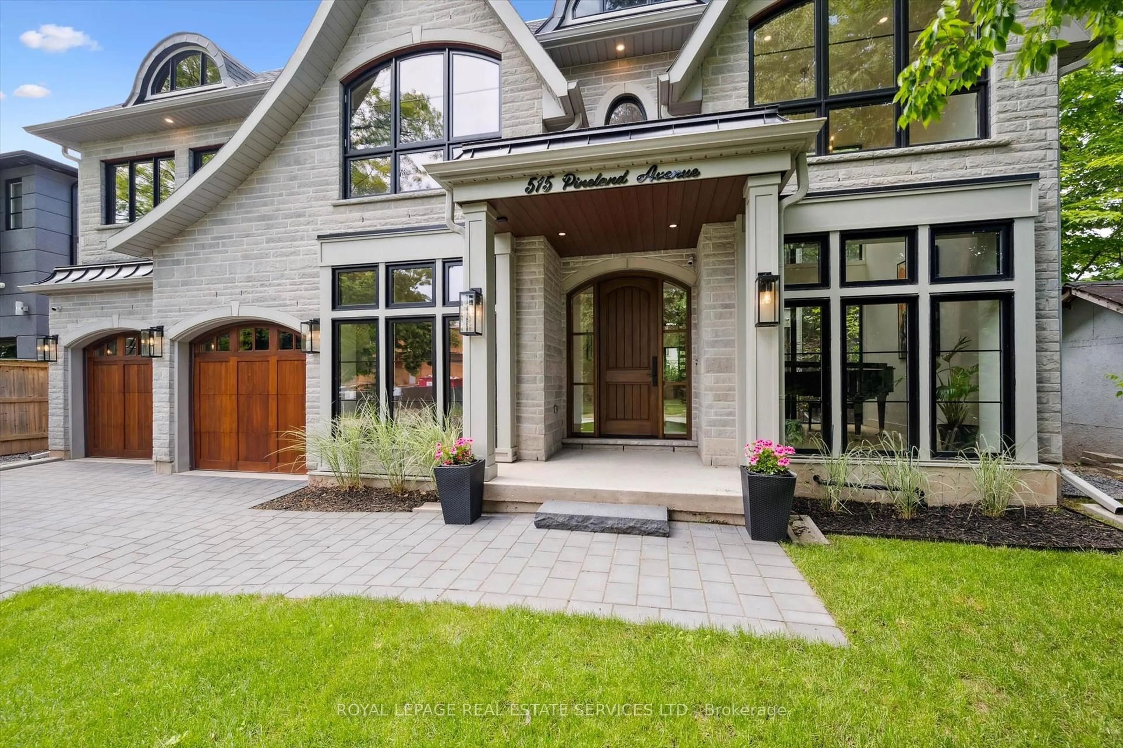 Home with brick exterior material, street for 515 Pineland Ave, Oakville Ontario L6K 1Z9