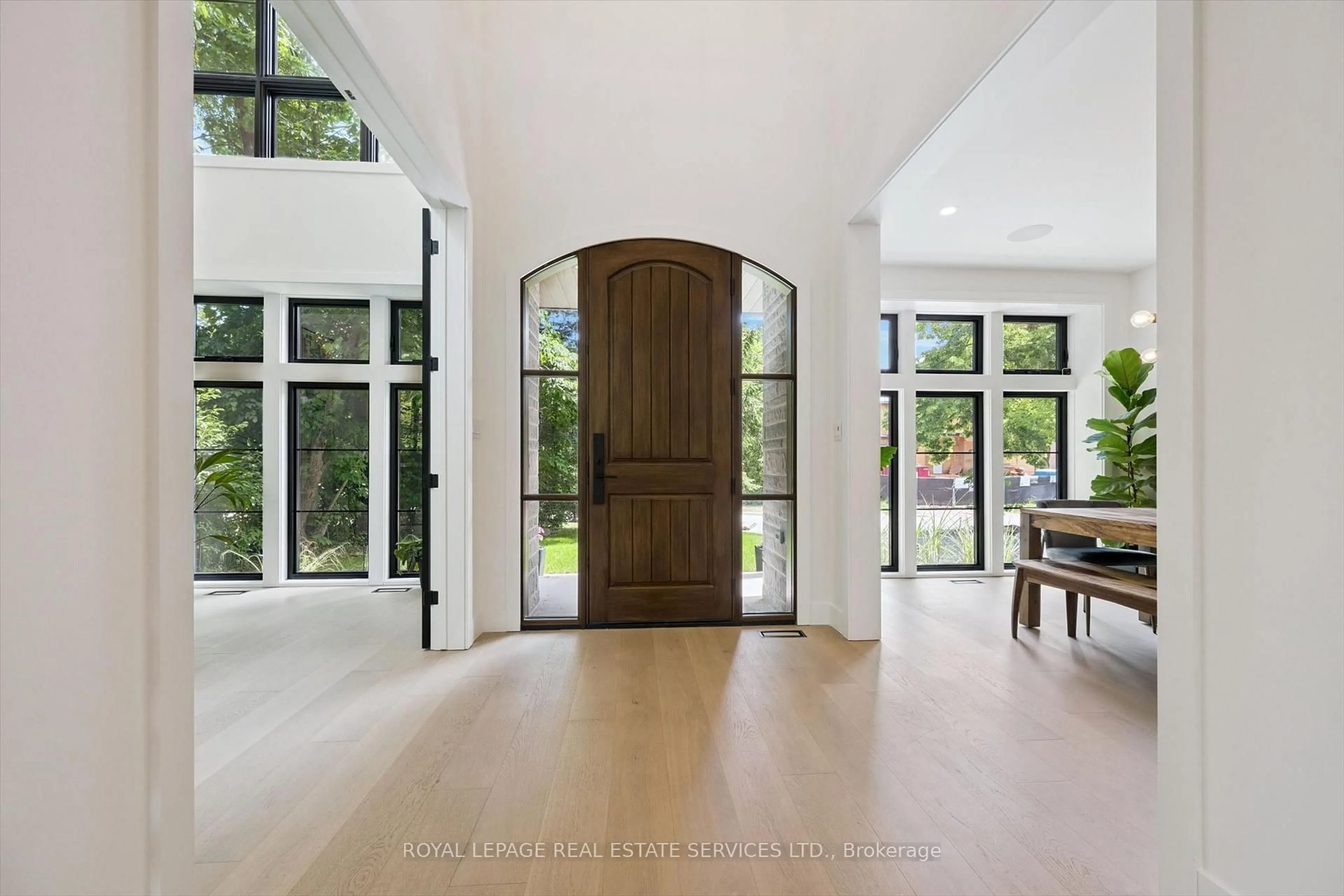 Indoor entryway for 515 Pineland Ave, Oakville Ontario L6K 1Z9