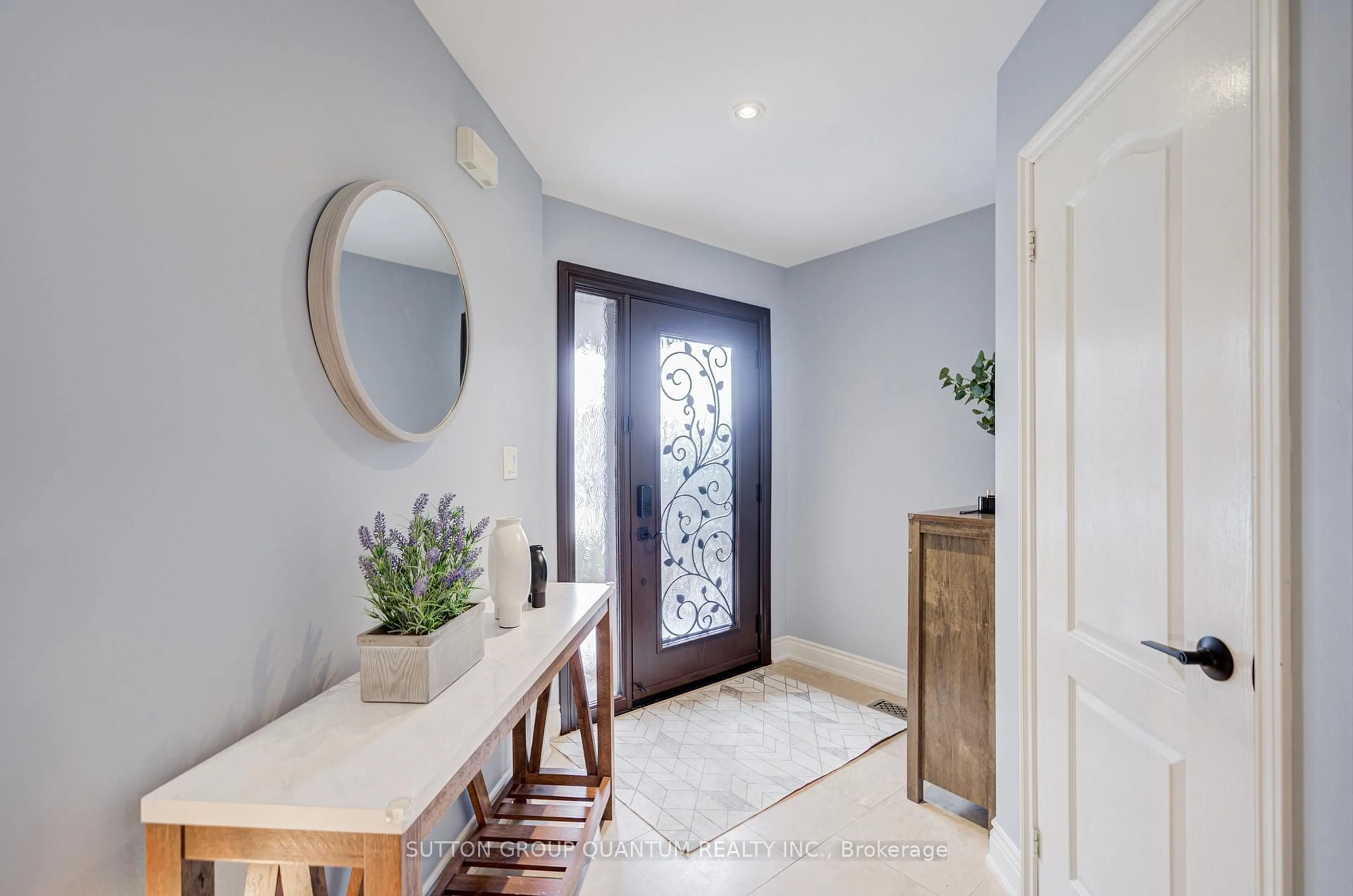 Indoor entryway for 2829 Cartwright Cres, Mississauga Ontario L5M 5W4