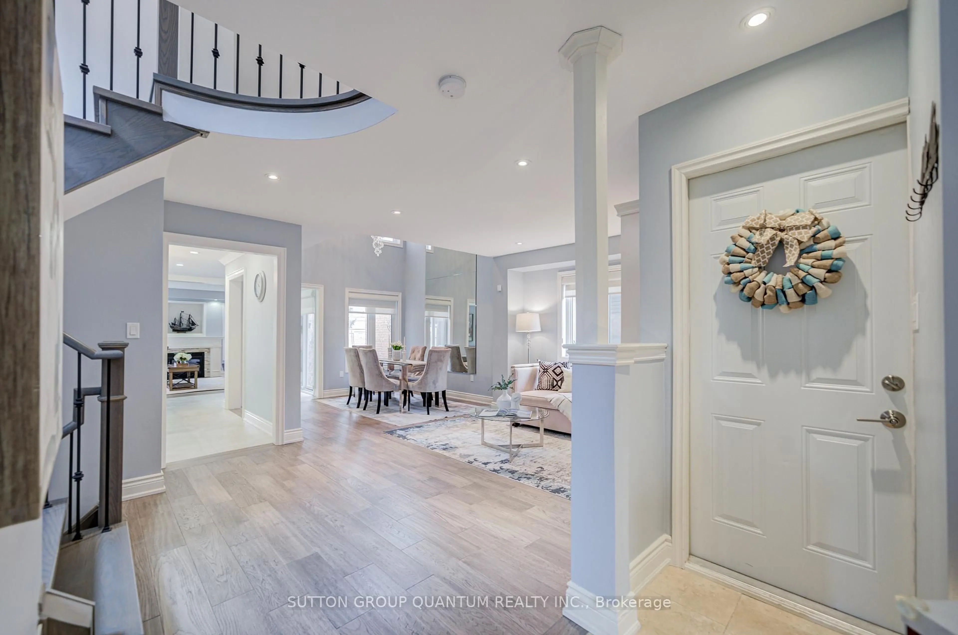 Indoor entryway for 2829 Cartwright Cres, Mississauga Ontario L5M 5W4