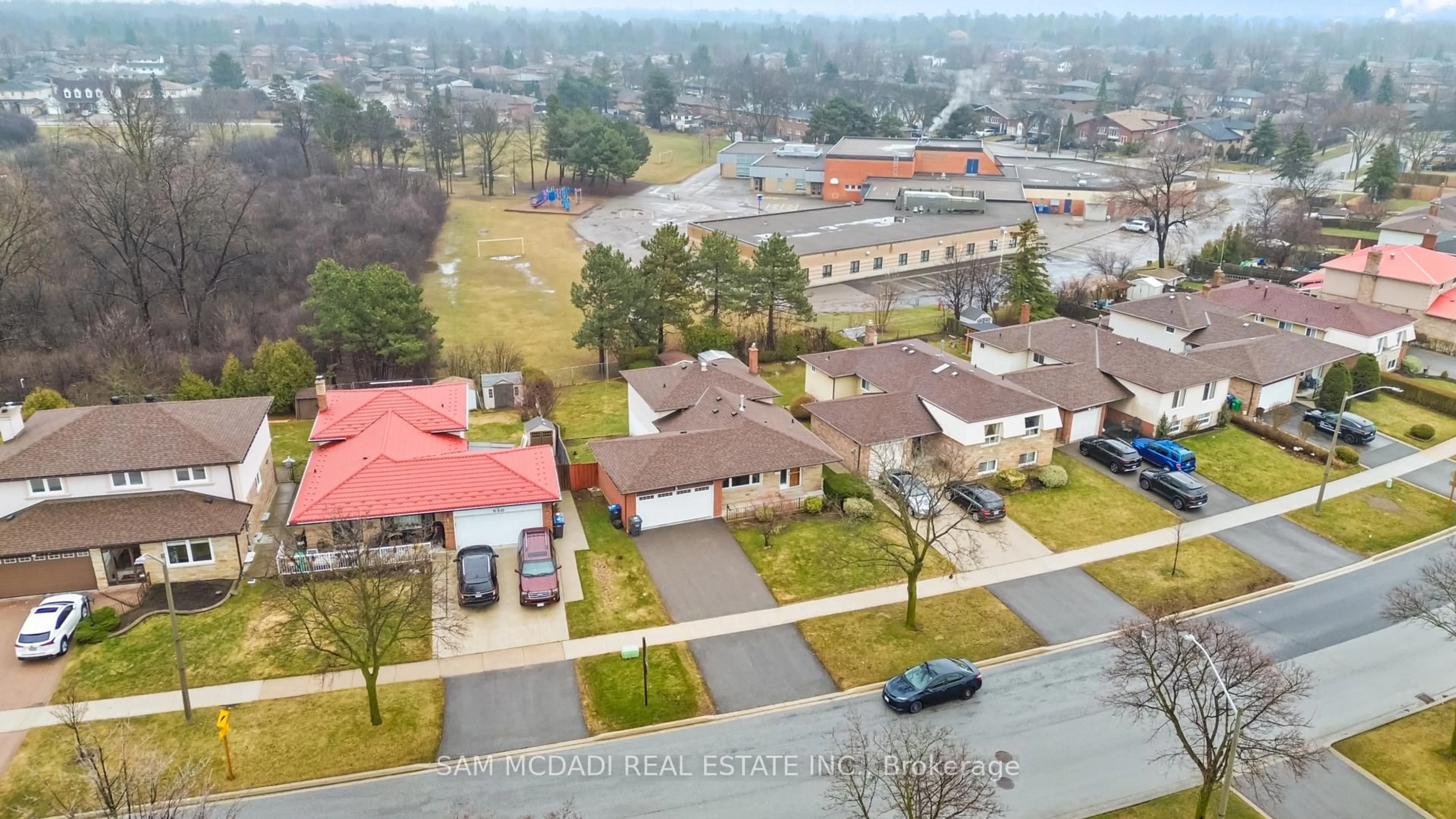 A pic from outside/outdoor area/front of a property/back of a property/a pic from drone, unknown for 556 Paisley Blvd, Mississauga Ontario L5B 2M4