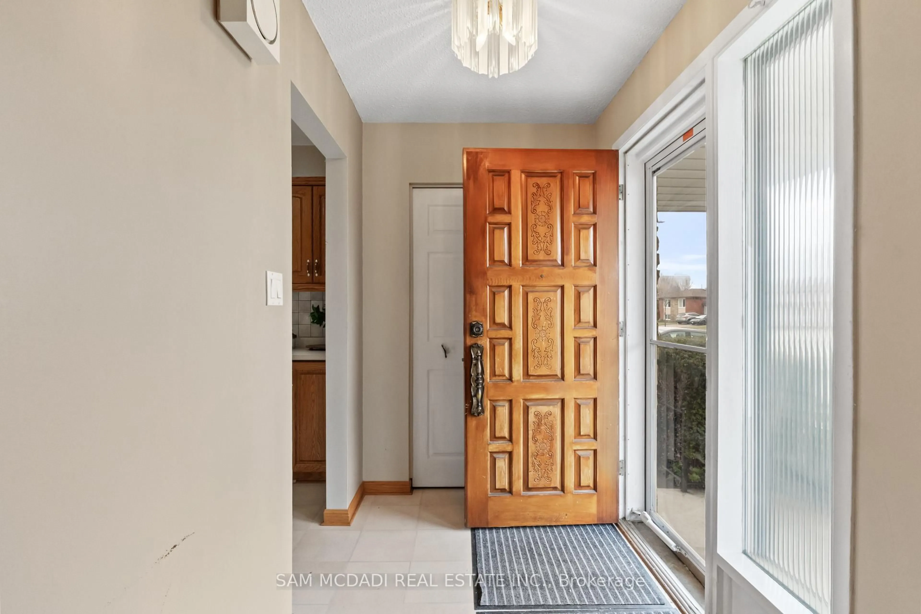 Indoor entryway for 556 Paisley Blvd, Mississauga Ontario L5B 2M4