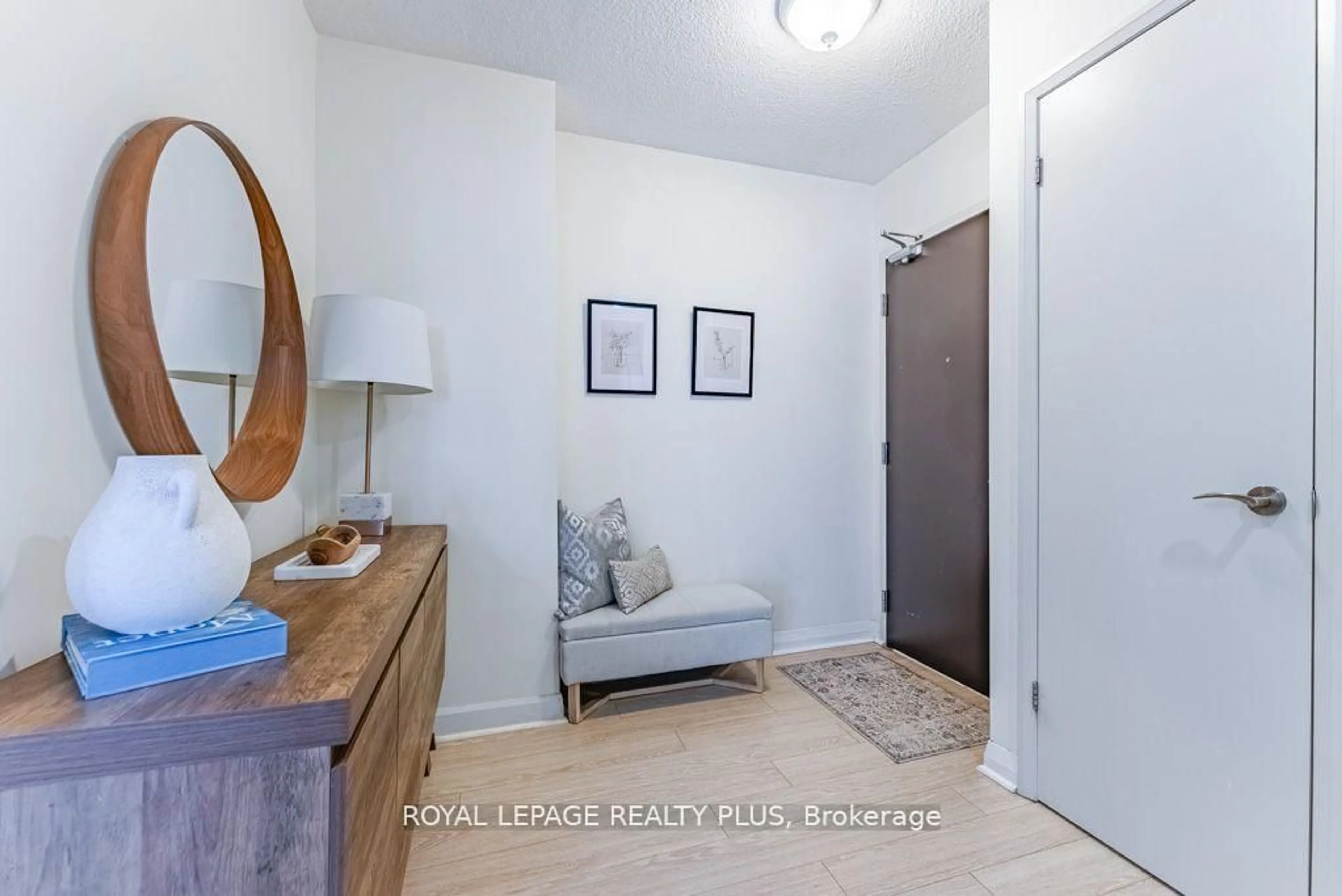 Indoor entryway for 5 Valhalla Inn Rd #2504, Toronto Ontario M9B 1S9