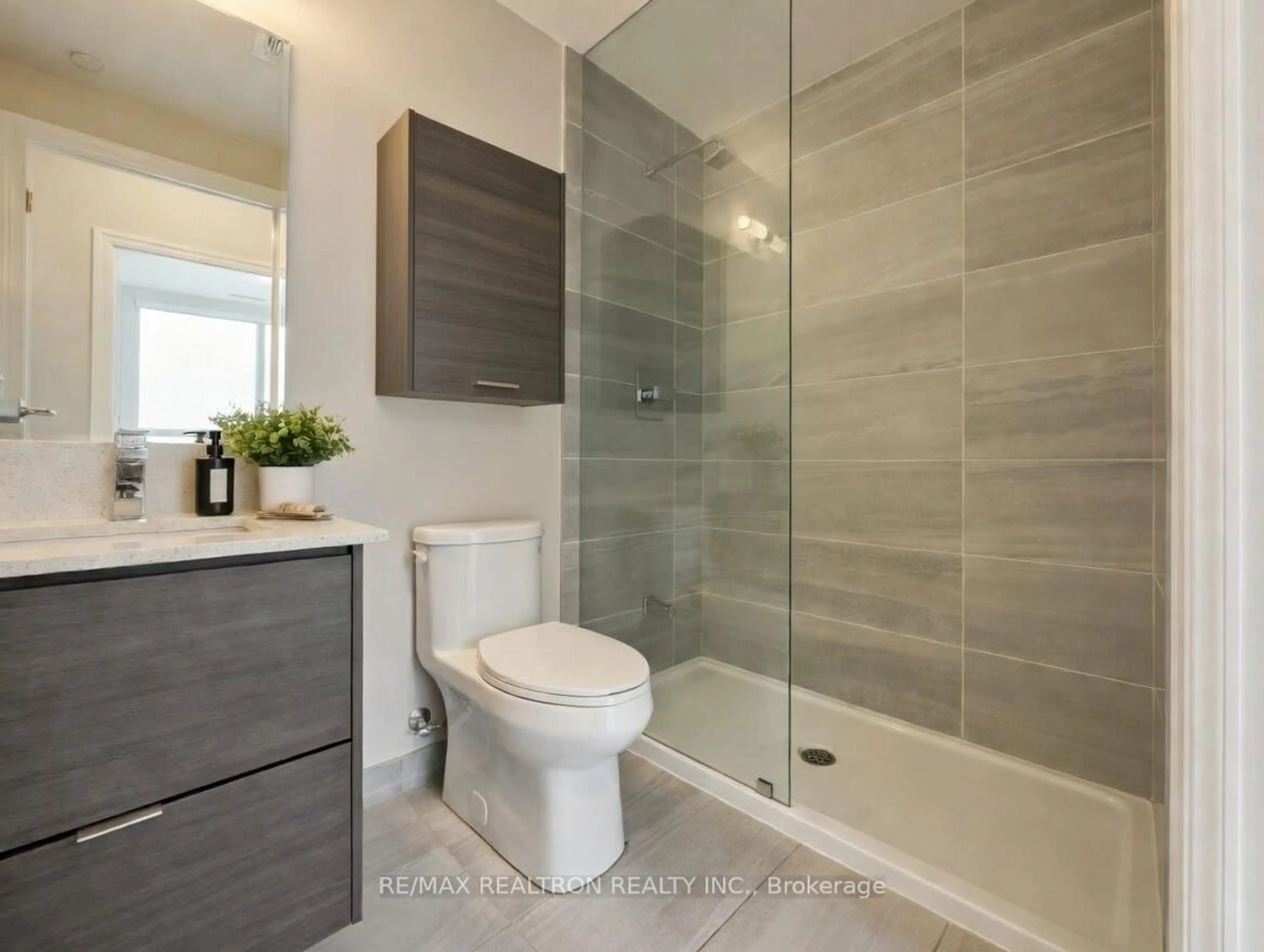 Contemporary bathroom, ceramic/tile floor for 30 Elm Dr #1011, Mississauga Ontario L5B 0N6