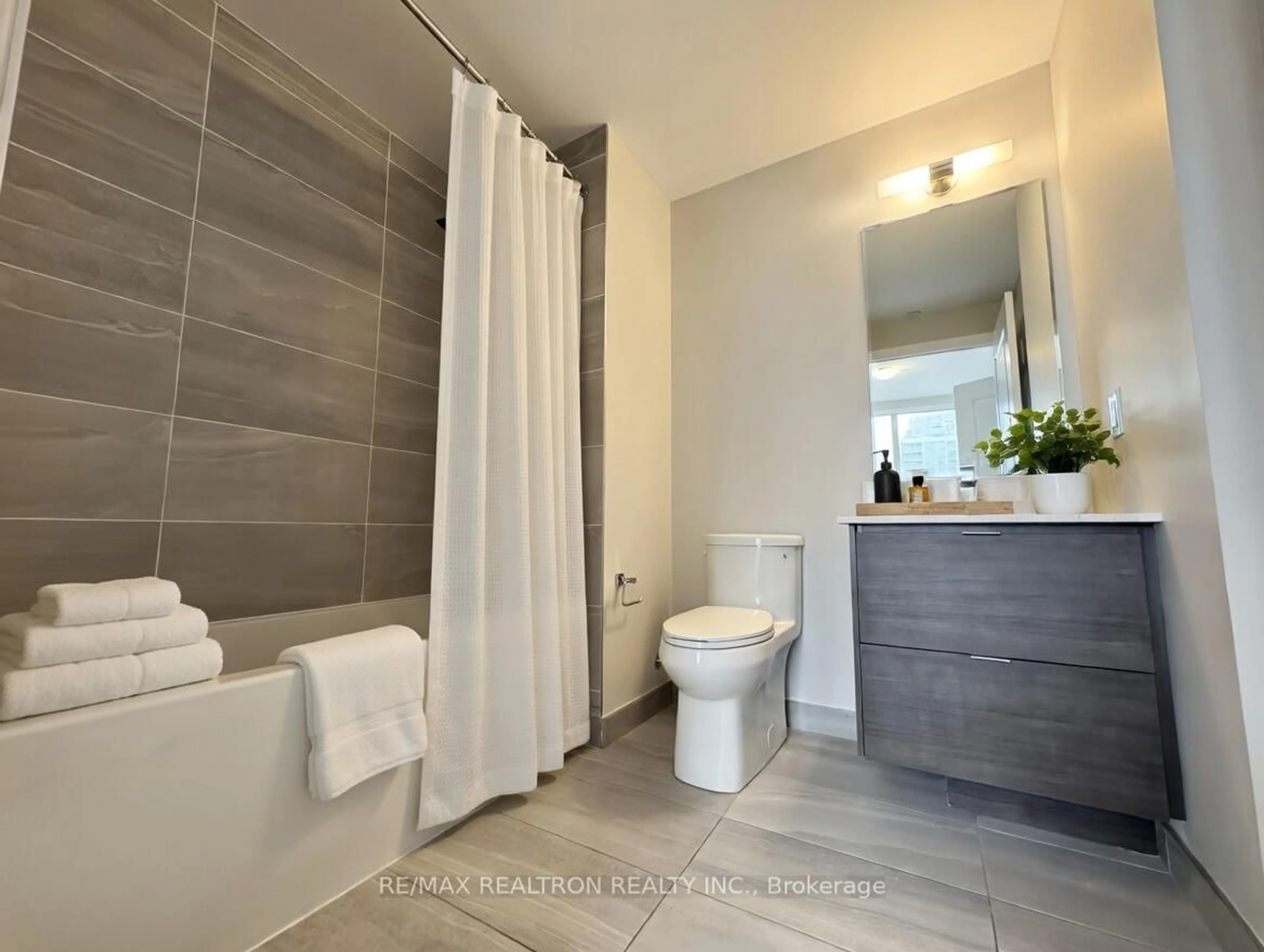 Contemporary bathroom, ceramic/tile floor for 30 Elm Dr #1011, Mississauga Ontario L5B 0N6