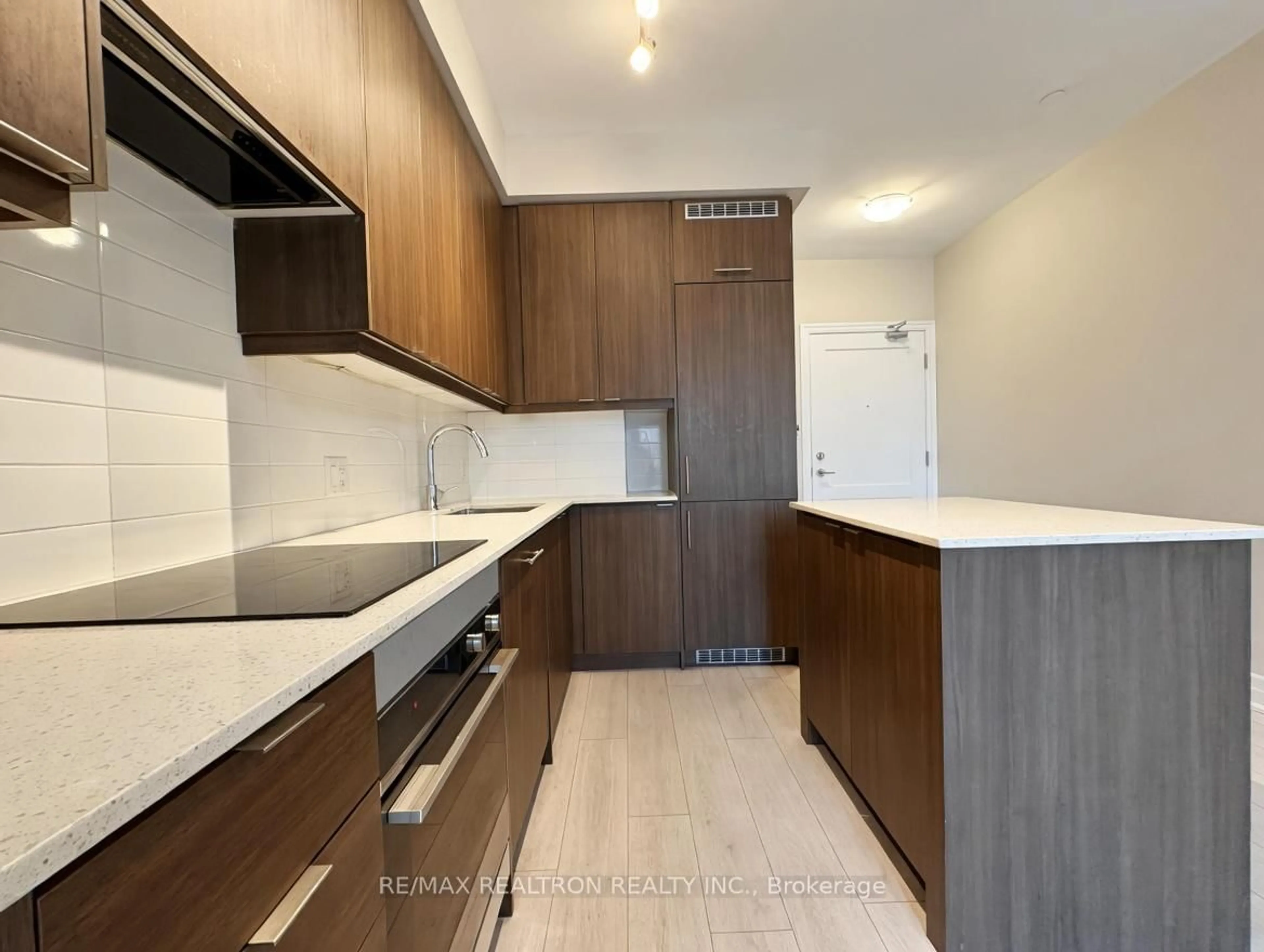 Standard kitchen, wood/laminate floor for 30 Elm Dr #1011, Mississauga Ontario L5B 0N6