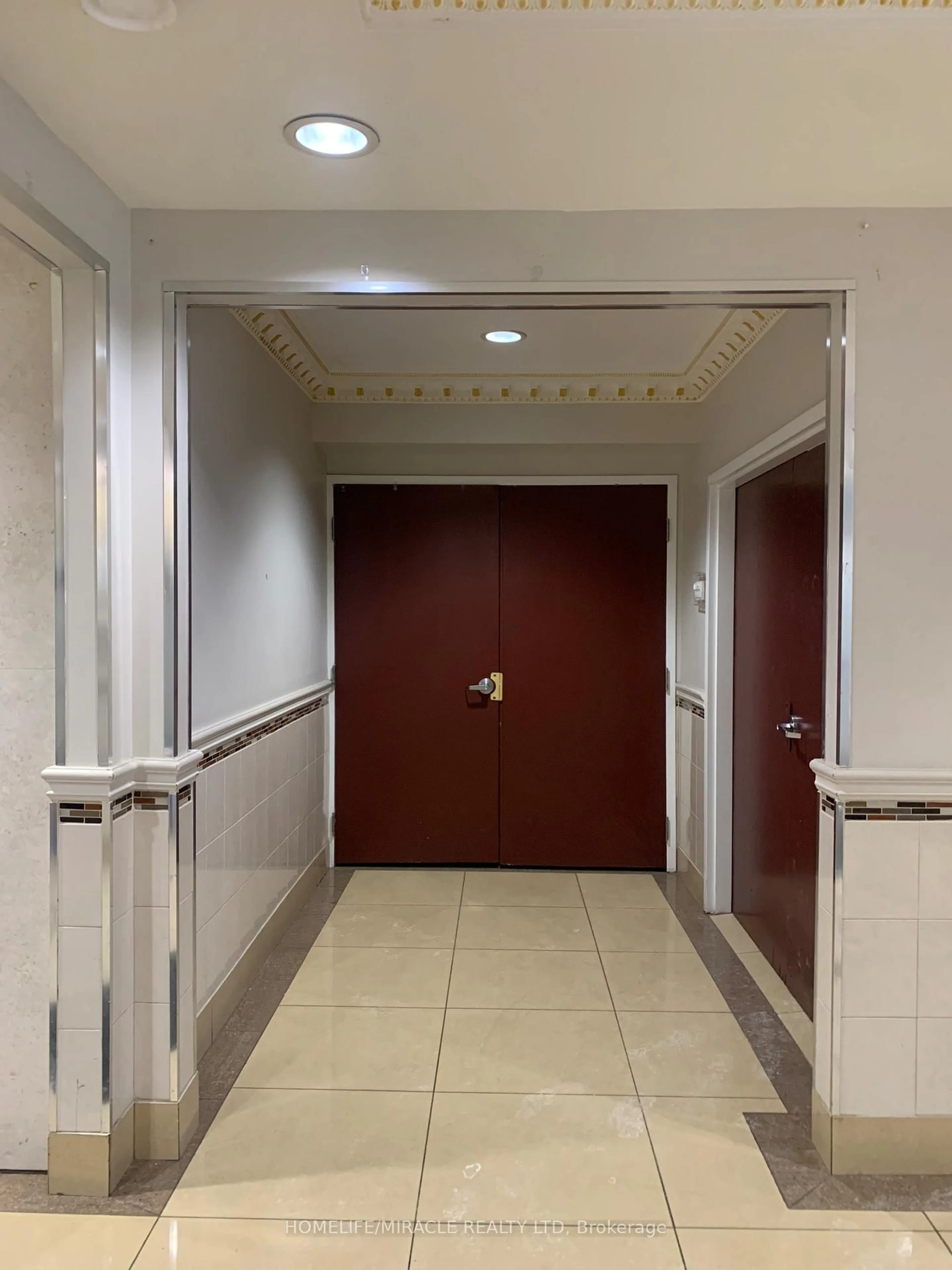 Indoor foyer for 7405 Goreway Dr #514, Mississauga Ontario L4T 0A3