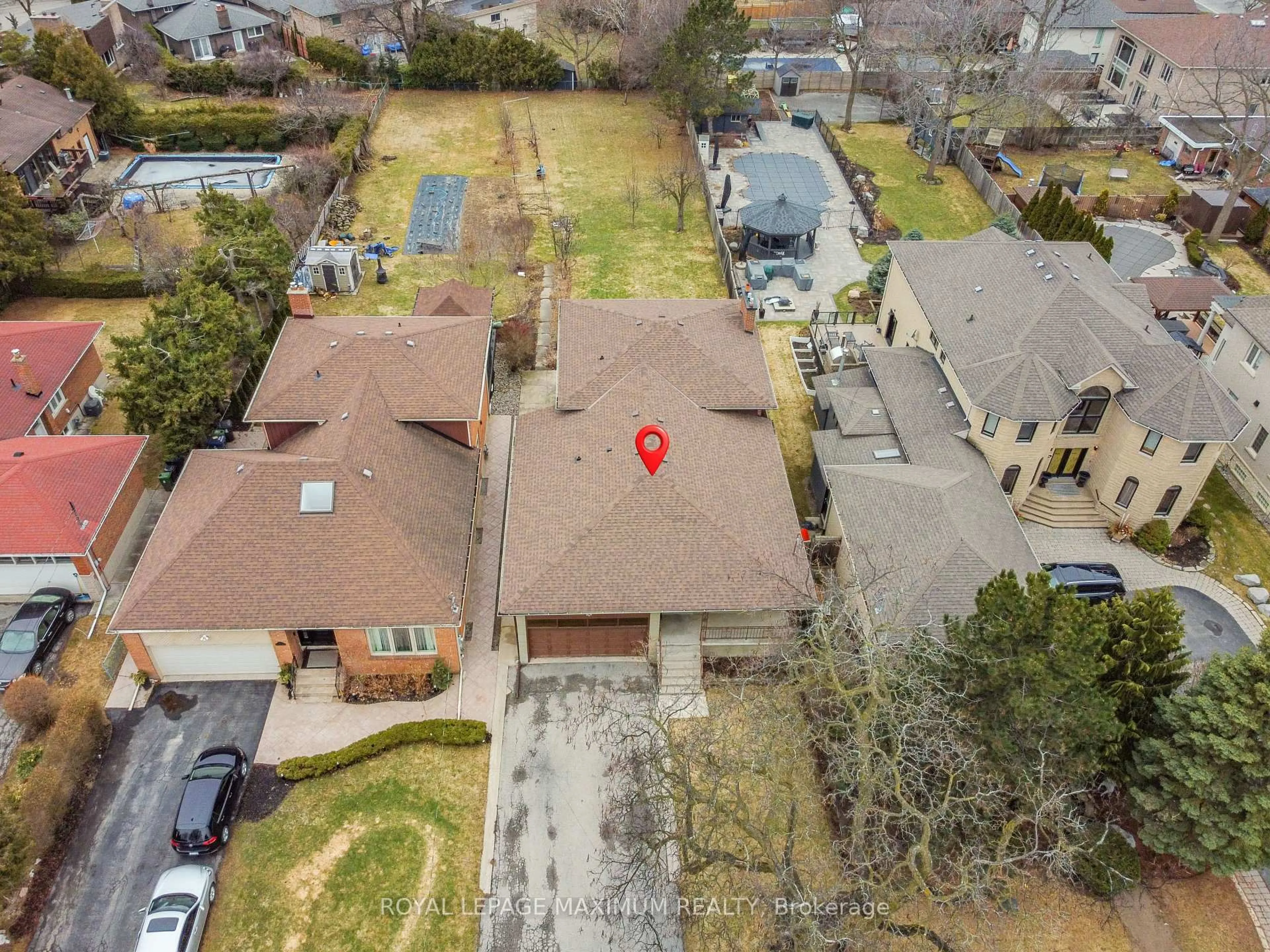 A pic from outside/outdoor area/front of a property/back of a property/a pic from drone, street for 78 Roxaline St, Toronto Ontario M9P 2Z2