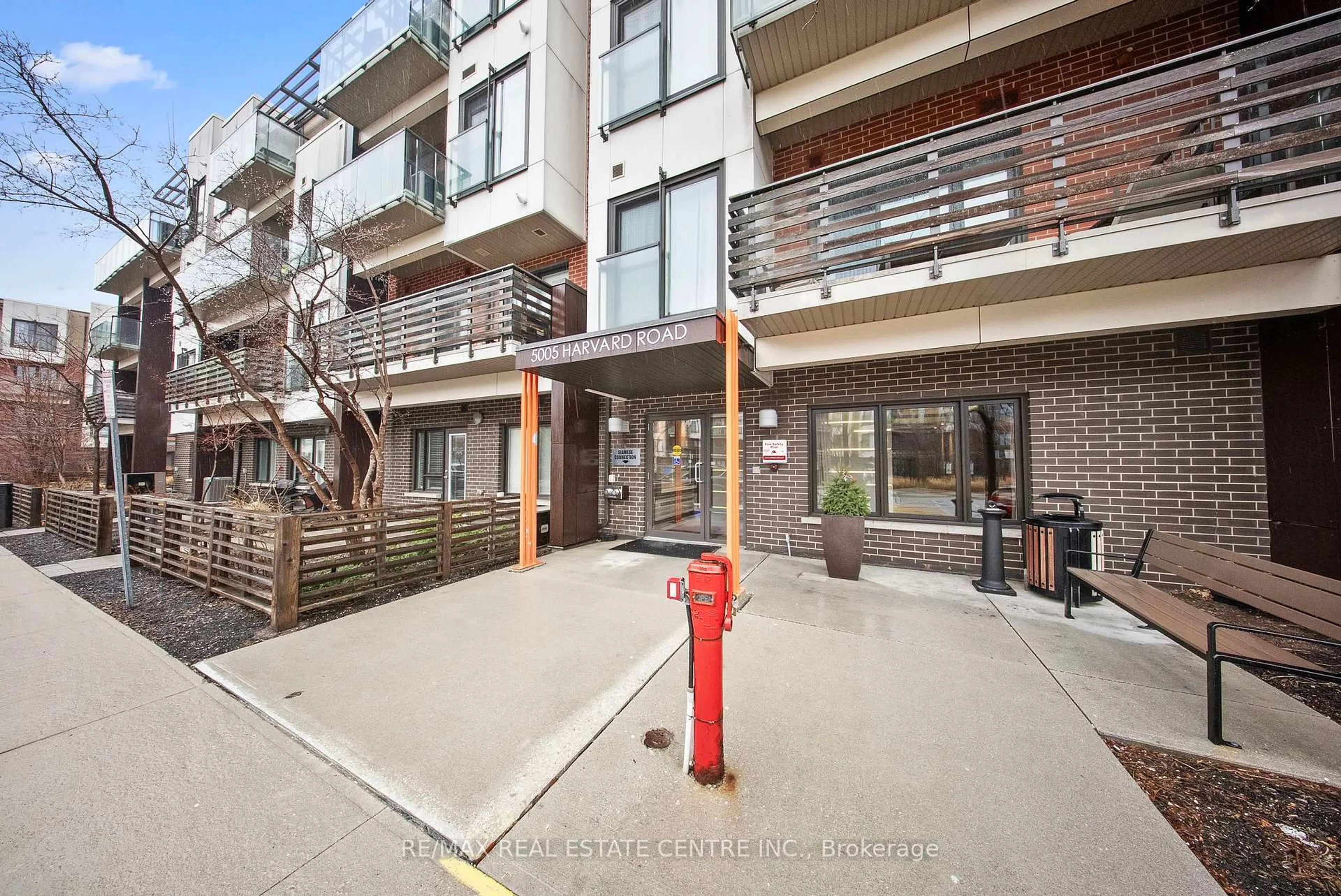 Patio, street for 5005 Harvard Rd #213, Mississauga Ontario L5M 0W5
