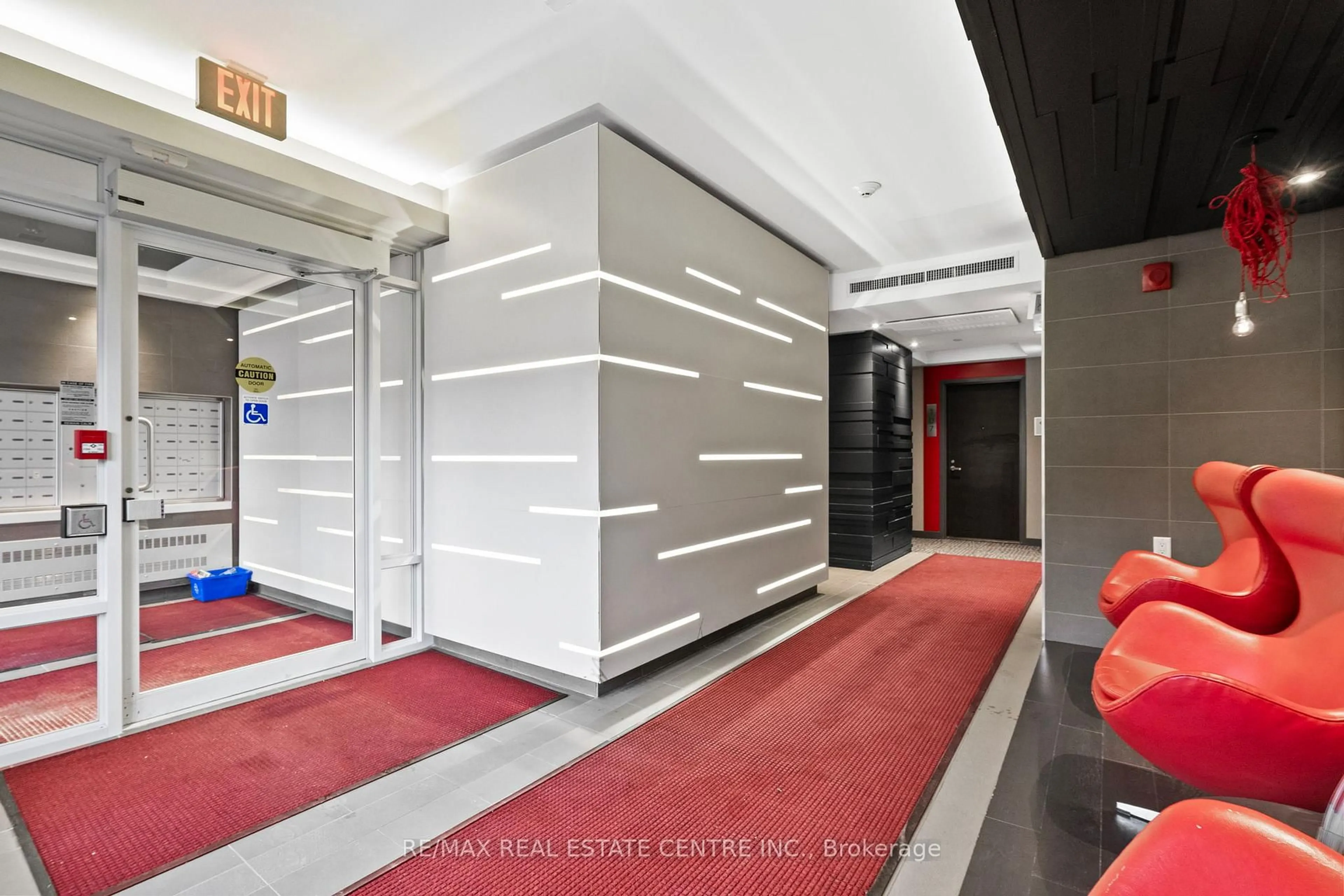 Indoor foyer for 5005 Harvard Rd #213, Mississauga Ontario L5M 0W5