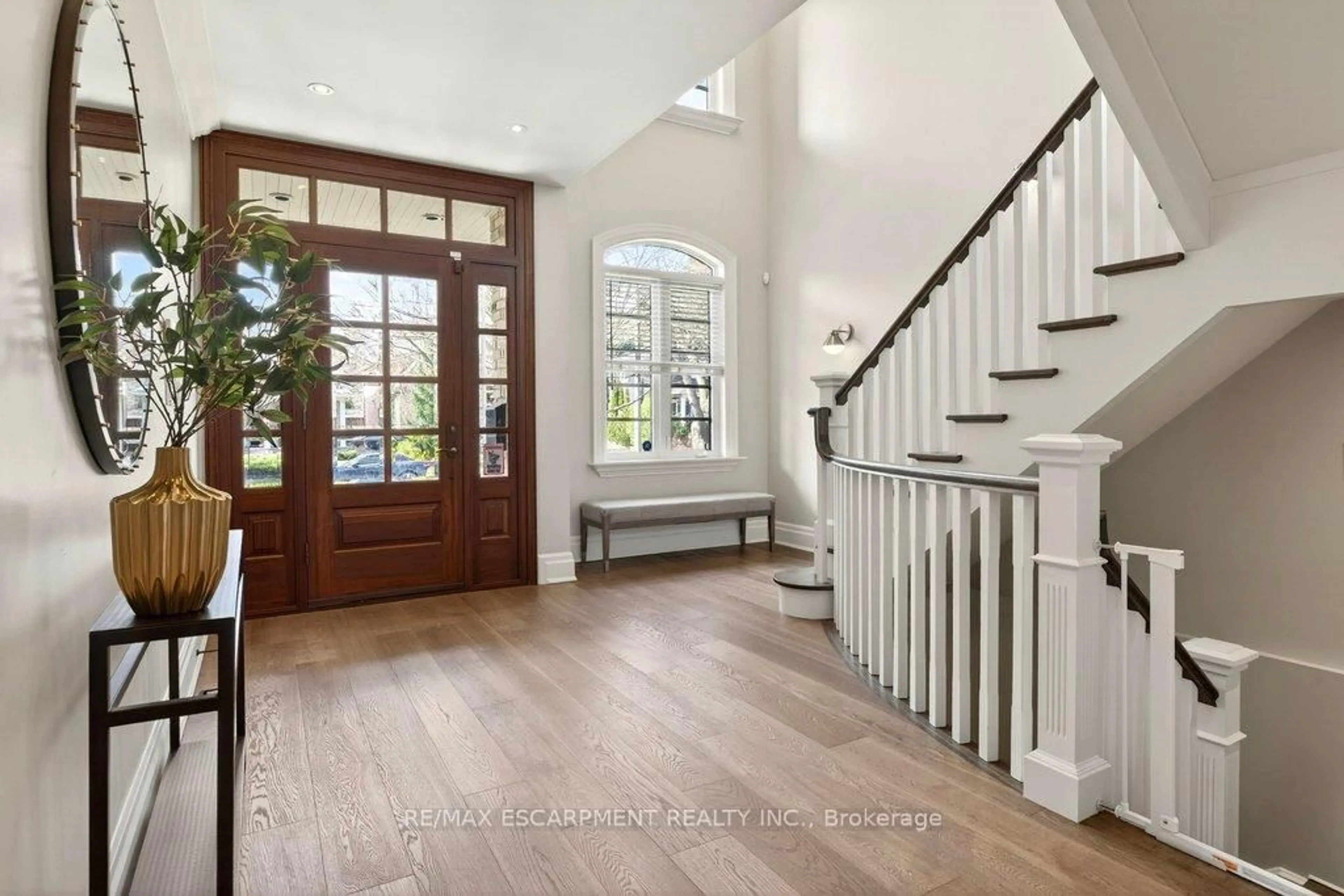 Indoor entryway for 195 Pomona Ave, Burlington Ontario L7N 1S9