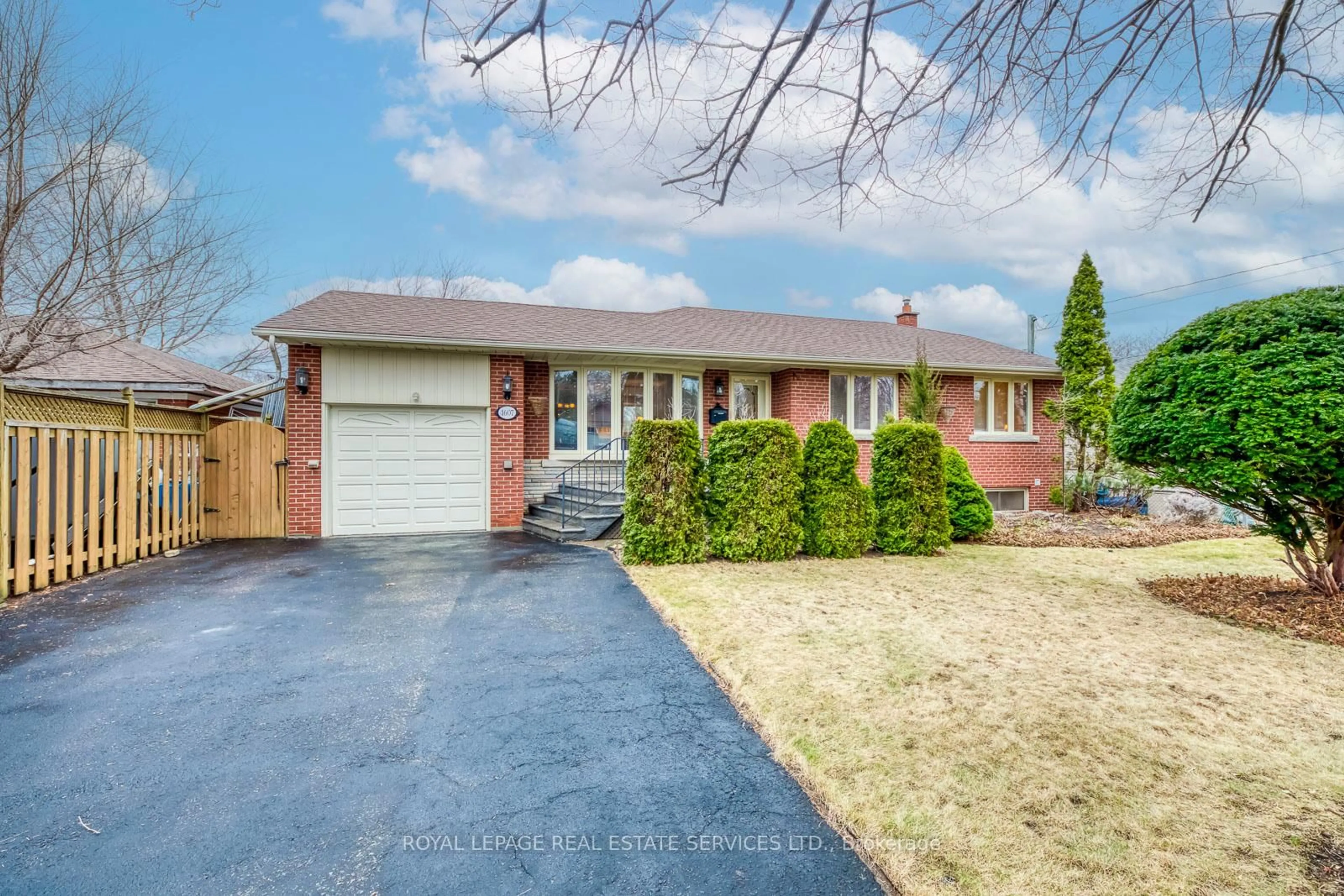 Home with brick exterior material, street for 1607 Ewald Rd, Mississauga Ontario L5G 4C4