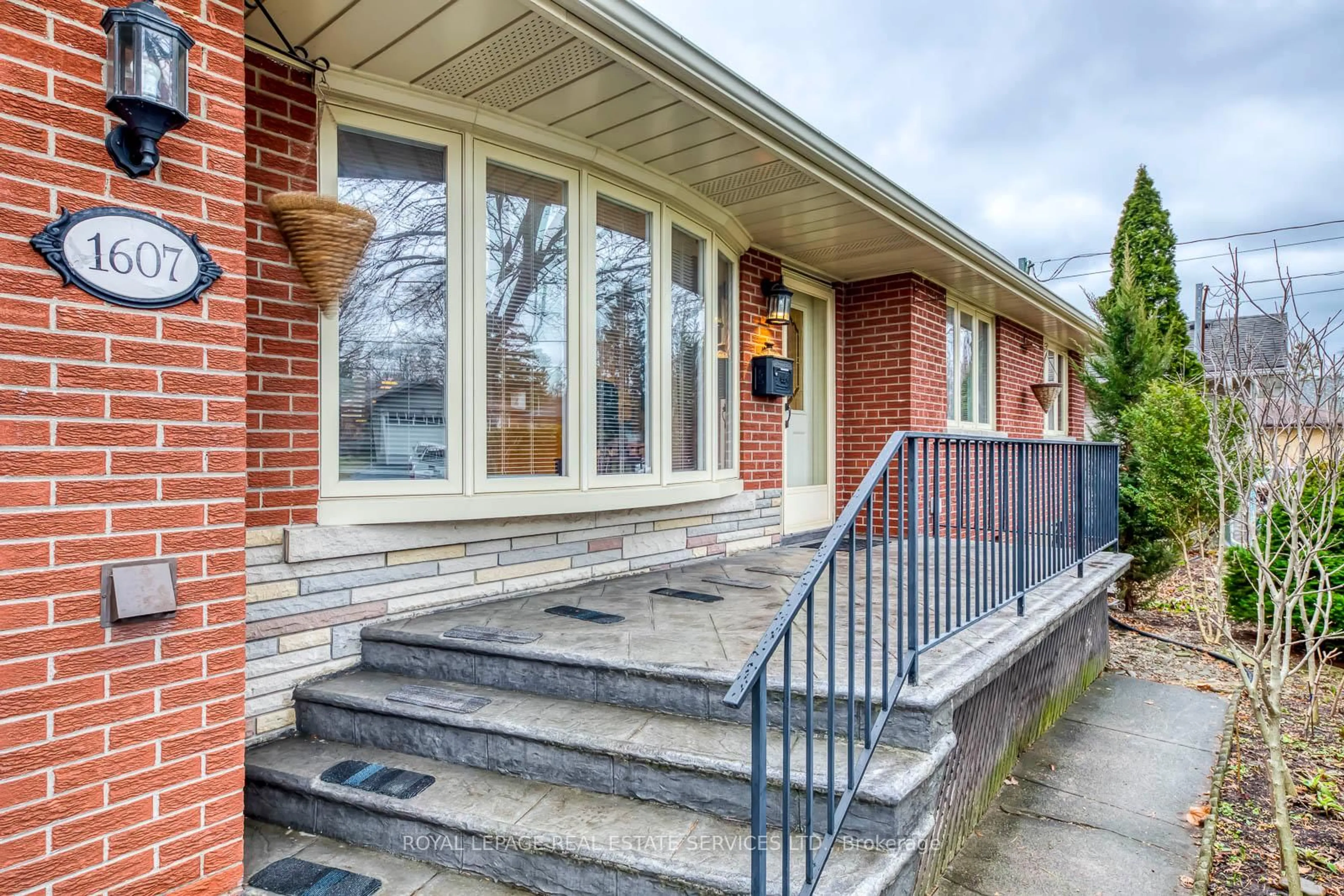Home with brick exterior material, street for 1607 Ewald Rd, Mississauga Ontario L5G 4C4
