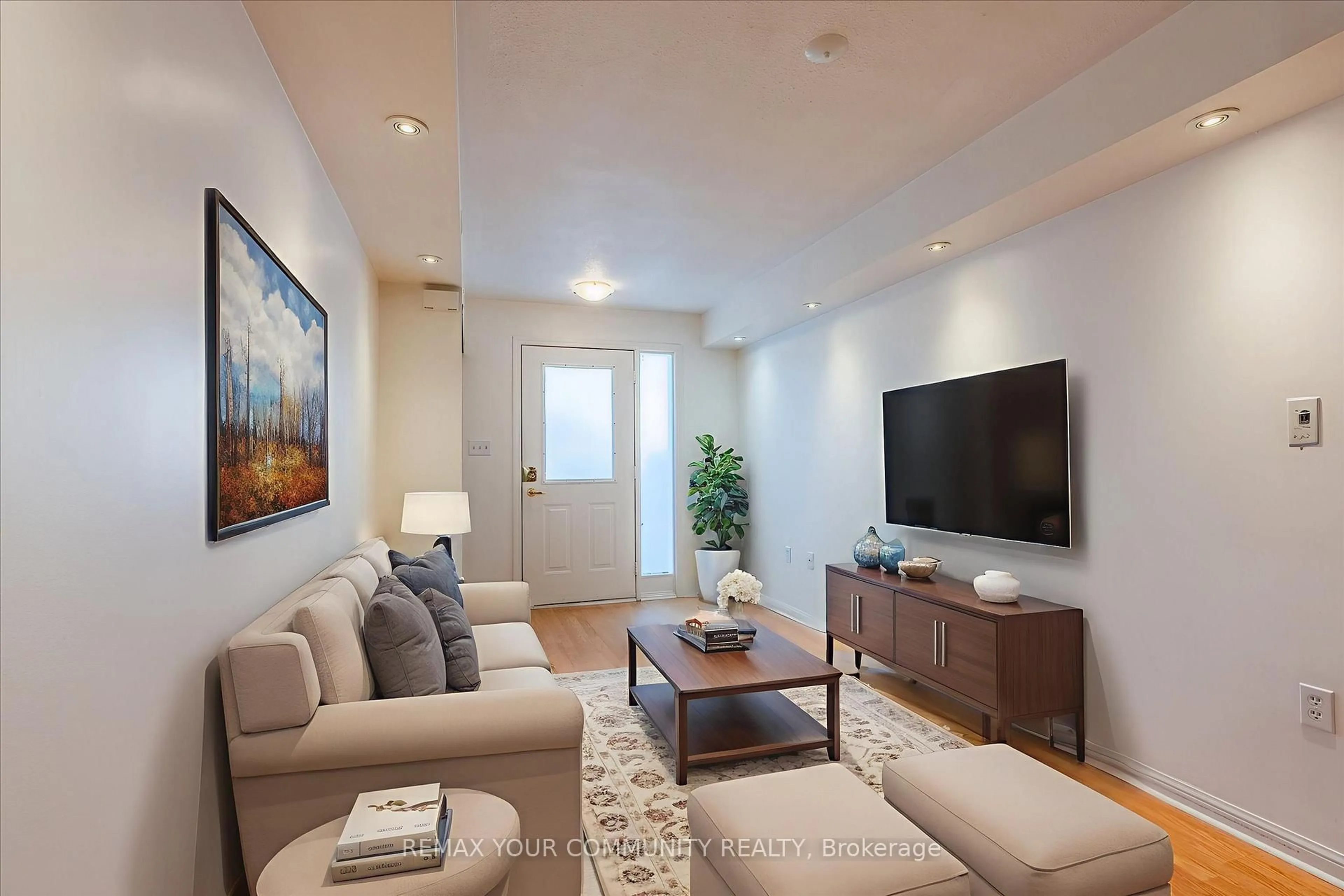 Living room with furniture, unknown for 4620 Guildwood Way #12, Mississauga Ontario L5R 4H5
