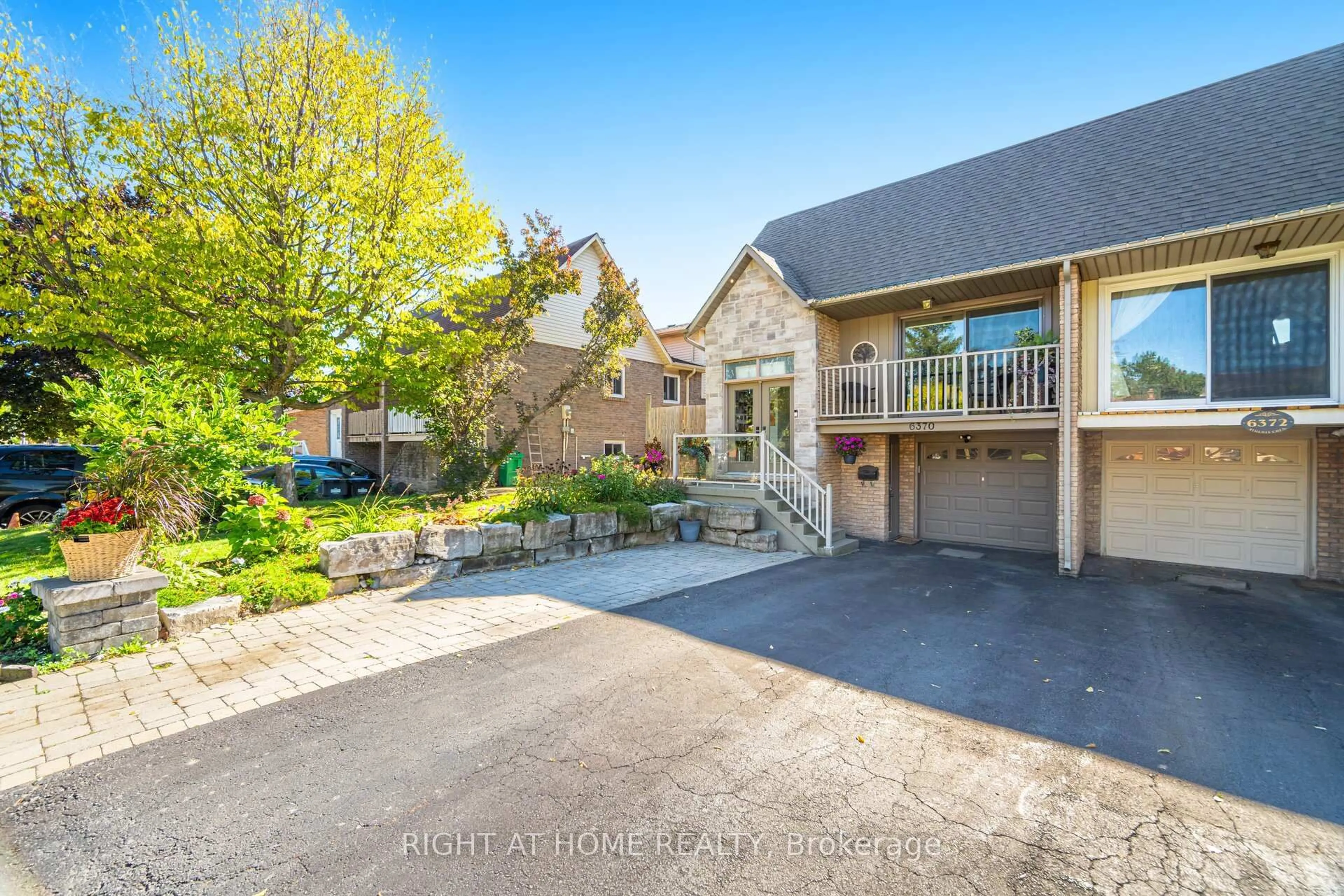 A pic from outside/outdoor area/front of a property/back of a property/a pic from drone, street for 6370 Atherly Cres, Mississauga Ontario L5N 2J2