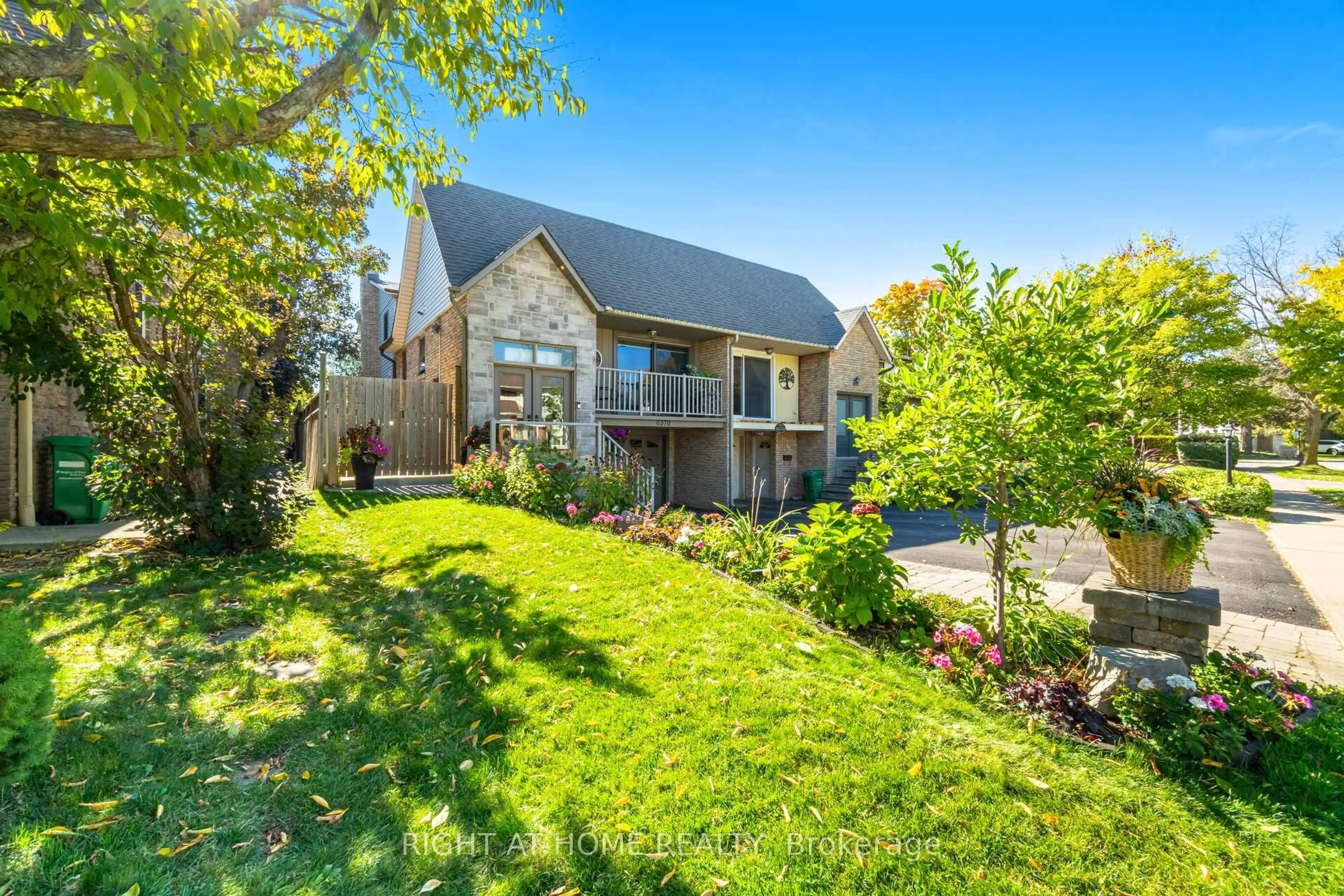 A pic from outside/outdoor area/front of a property/back of a property/a pic from drone, unknown for 6370 Atherly Cres, Mississauga Ontario L5N 2J2