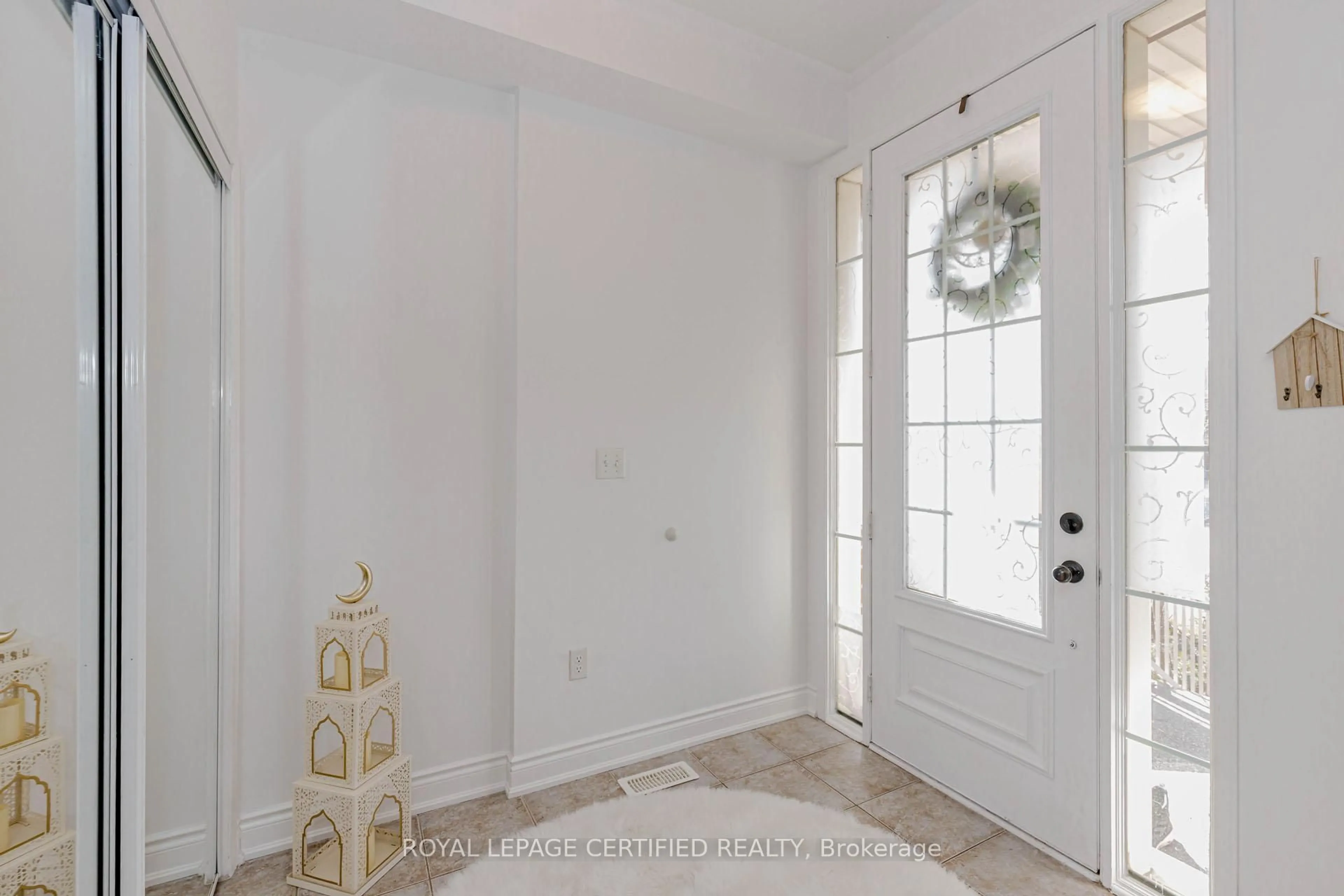Indoor entryway for 2509 Postmaster Dr, Oakville Ontario L6M 0L5