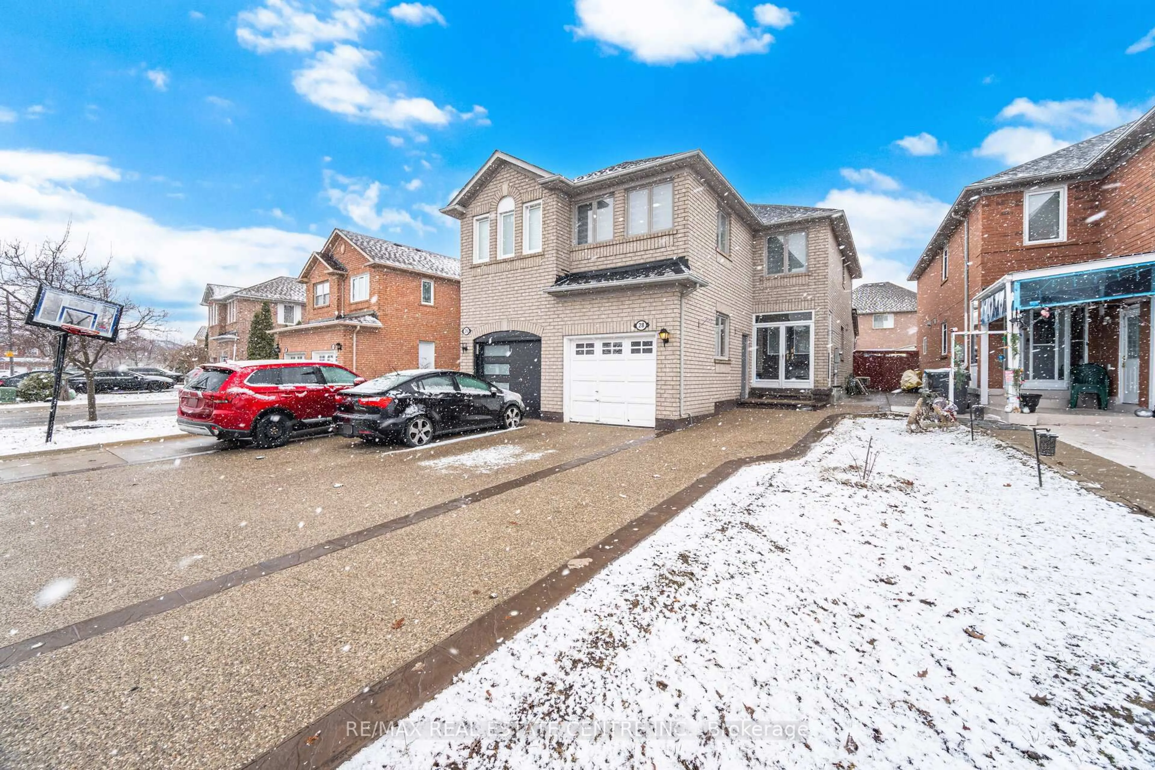 A pic from outside/outdoor area/front of a property/back of a property/a pic from drone, street for 28 Mount Fuji Cres, Brampton Ontario L6R 2L3