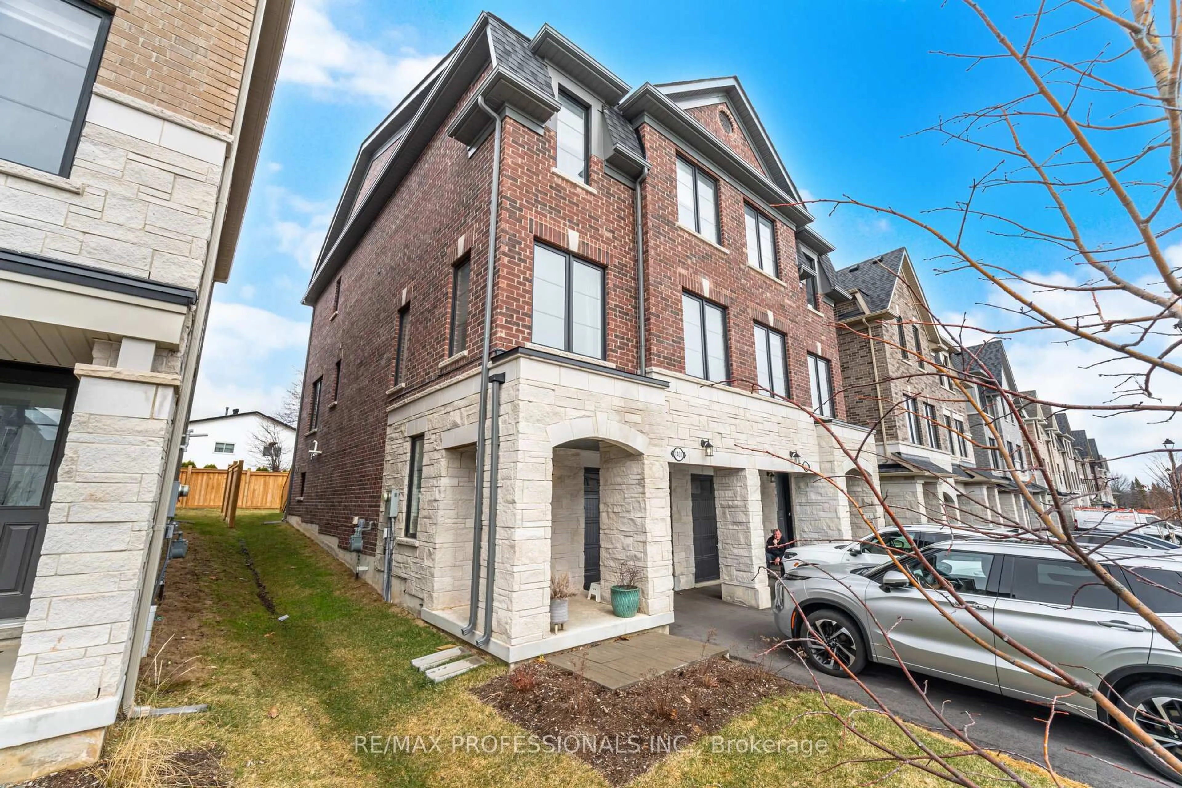 Home with brick exterior material, street for 1401 National Common, Burlington Ontario L7P 0V7