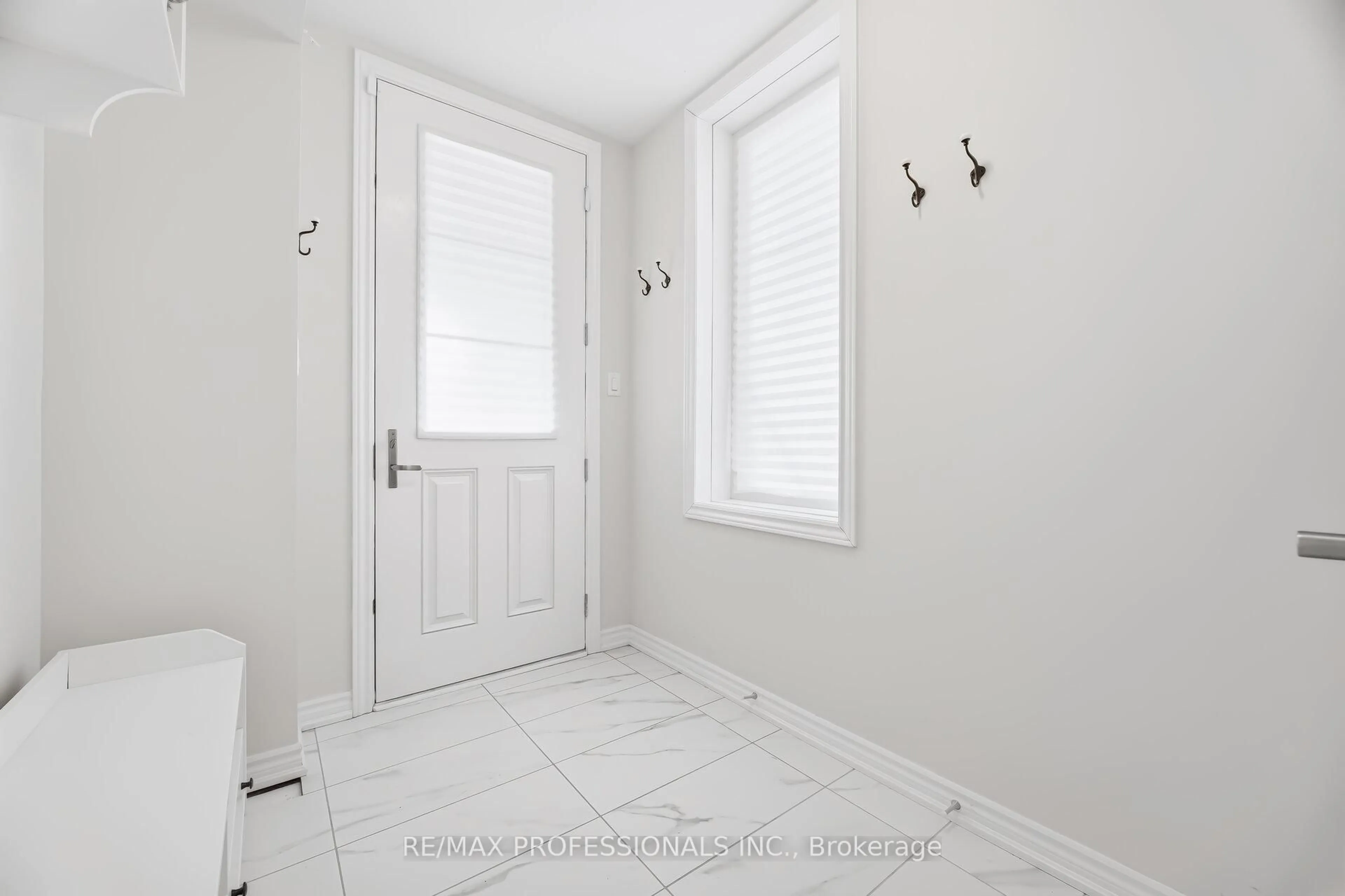 Indoor entryway for 1401 National Common, Burlington Ontario L7P 0V7