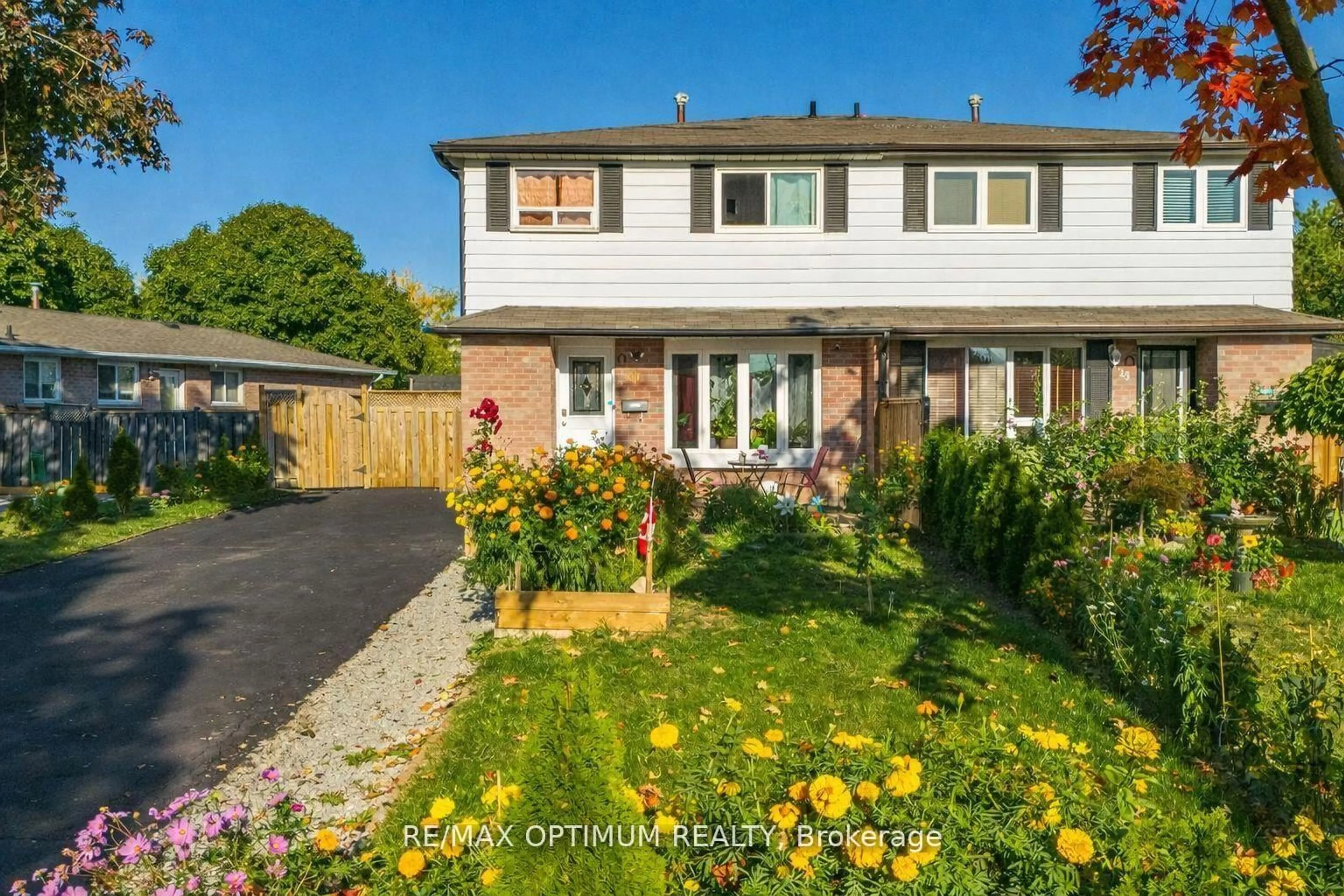 A pic from outside/outdoor area/front of a property/back of a property/a pic from drone, street for 21 Juniper Cres, Brampton Ontario L6S 1J9