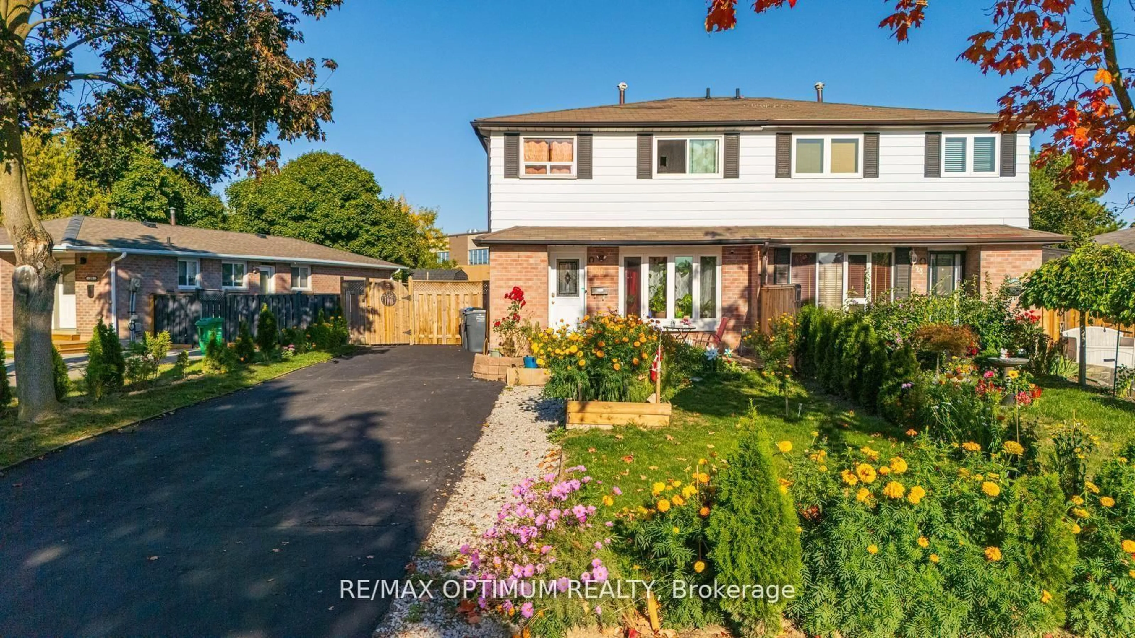 A pic from outside/outdoor area/front of a property/back of a property/a pic from drone, street for 21 Juniper Cres, Brampton Ontario L6S 1J9